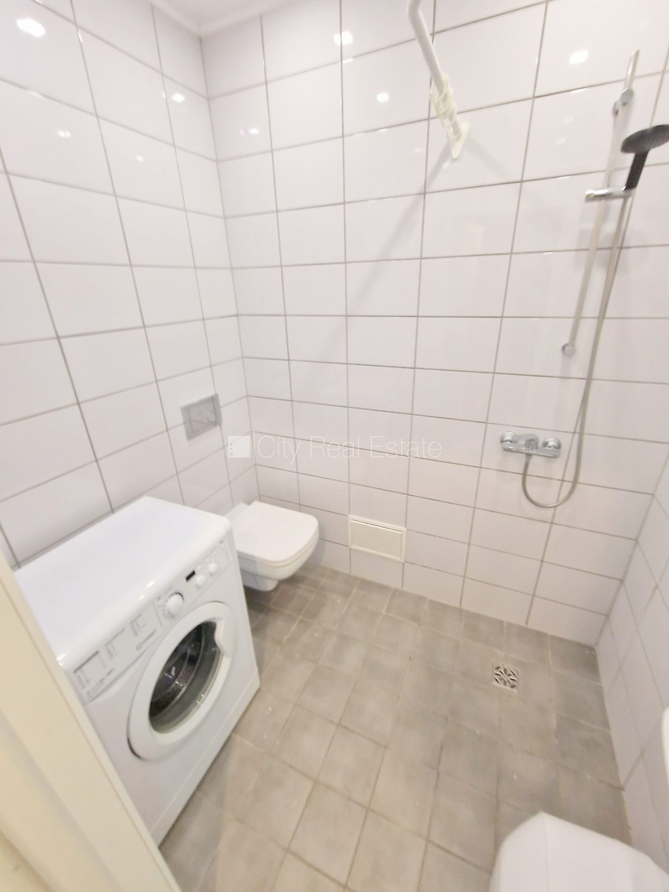 Sludinājumi. Fasādes māja, renovēta māja, slēgts pagalms, ieeja no ielas un pagalma, kāpņu telpa pēc kosmētiskā Cena: 400 EUR/mēn Foto #24