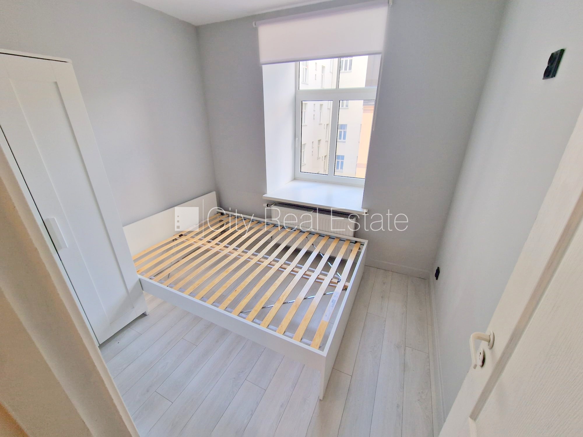 Sludinājumi. Fasādes māja, renovēta māja, slēgts pagalms, ieeja no ielas un pagalma, kāpņu telpa pēc kosmētiskā Cena: 400 EUR/mēn Foto #21