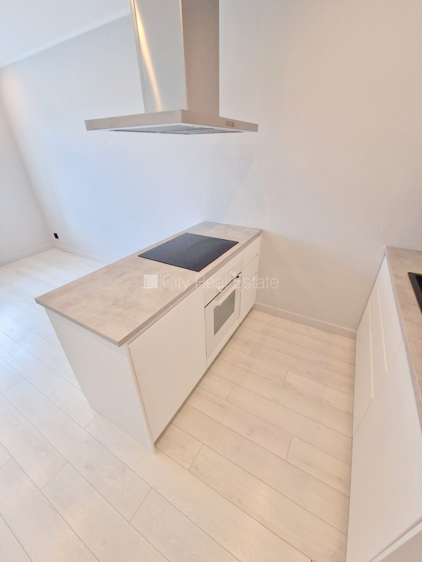 Sludinājumi. Fasādes māja, renovēta māja, slēgts pagalms, ieeja no ielas un pagalma, kāpņu telpa pēc kosmētiskā Cena: 400 EUR/mēn Foto #14