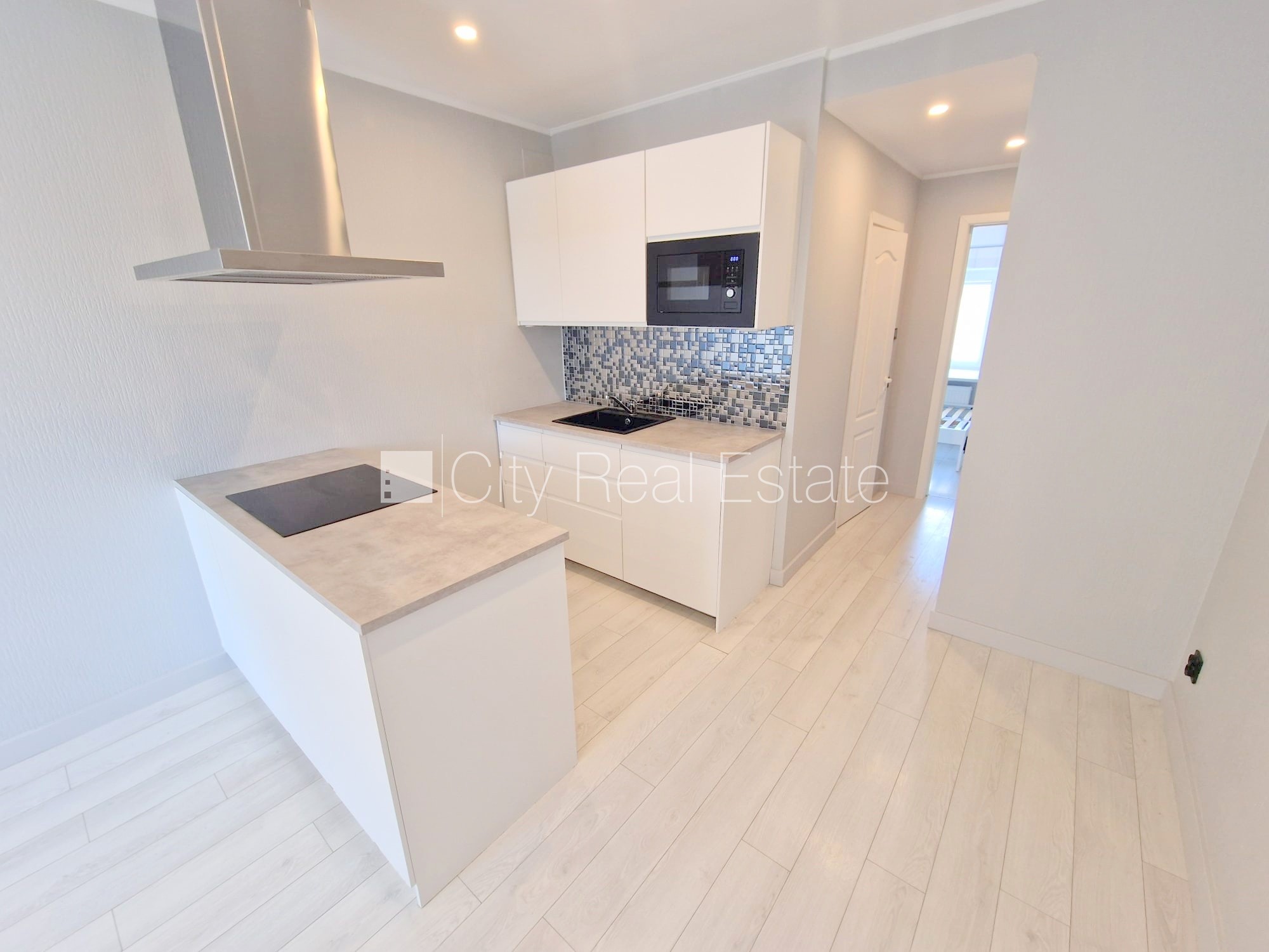 Sludinājumi. Fasādes māja, renovēta māja, slēgts pagalms, ieeja no ielas un pagalma, kāpņu telpa pēc kosmētiskā Cena: 400 EUR/mēn Foto #13