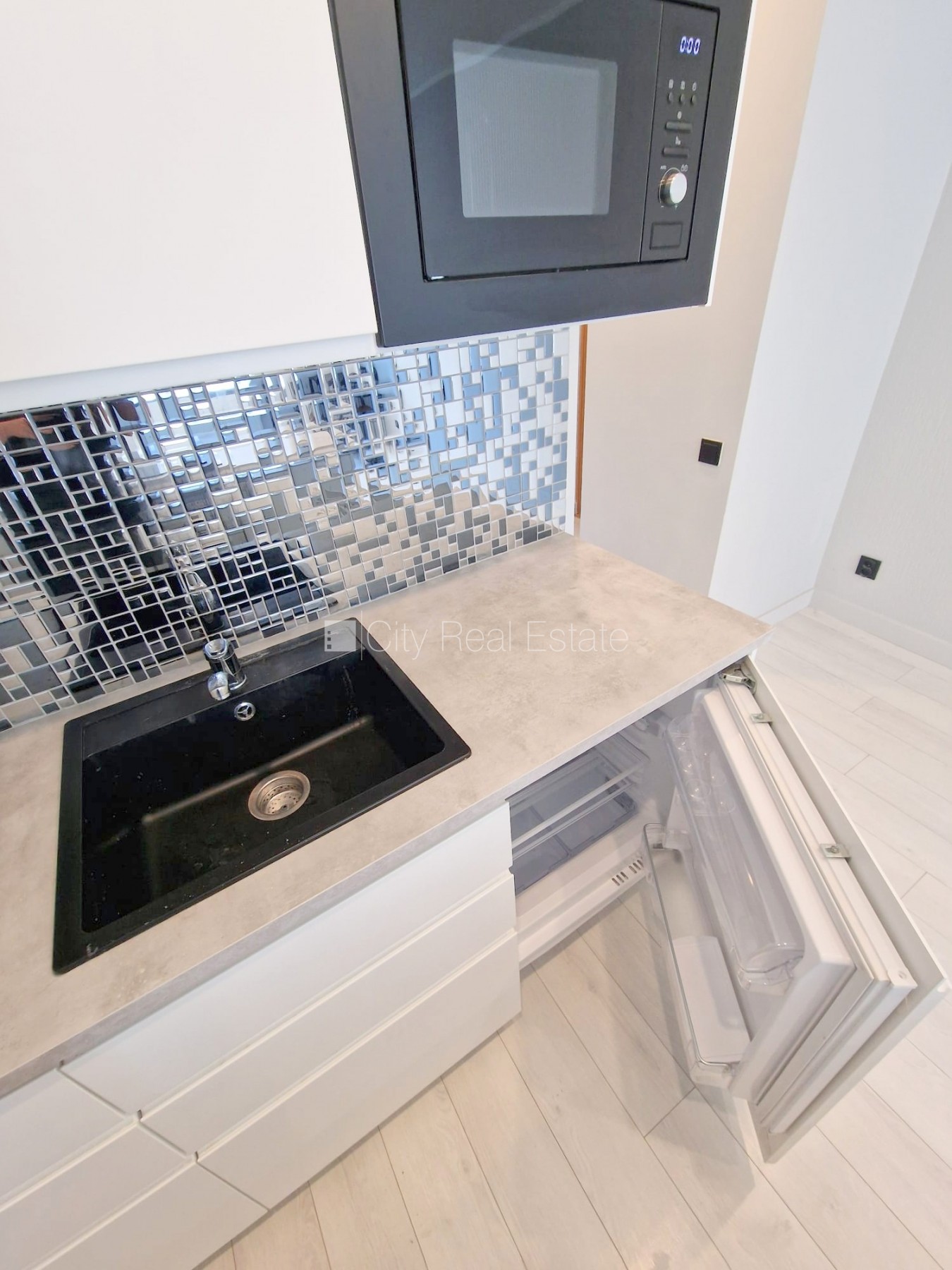 Sludinājumi. Fasādes māja, renovēta māja, slēgts pagalms, ieeja no ielas un pagalma, kāpņu telpa pēc kosmētiskā Cena: 400 EUR/mēn Foto #17