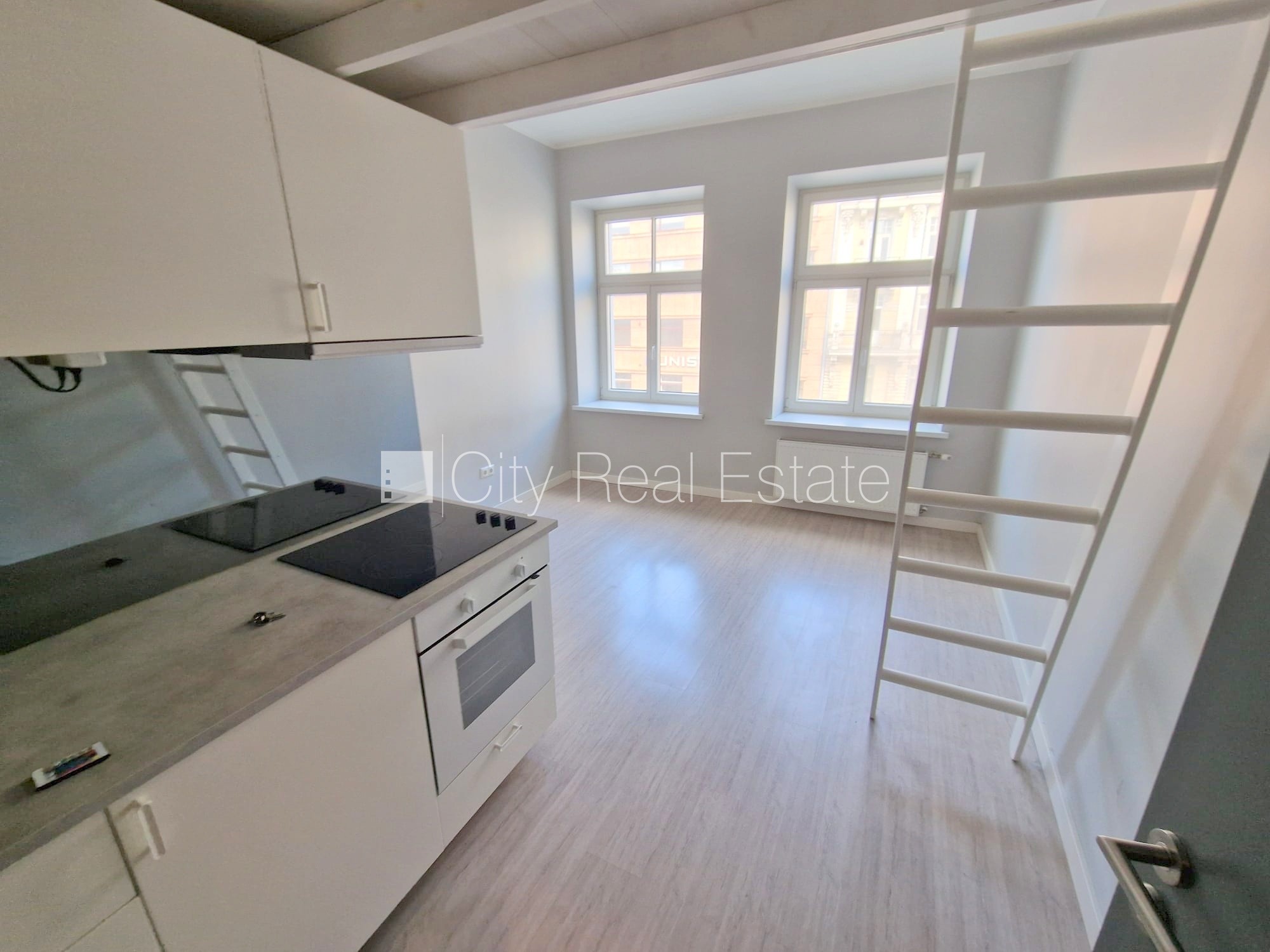 Sludinājumi. Fasādes māja, renovēta māja, slēgts pagalms, ieeja no ielas, kāpņu telpa pēc kosmētiskā remonta, Cena: 320 EUR/mēn Foto #1