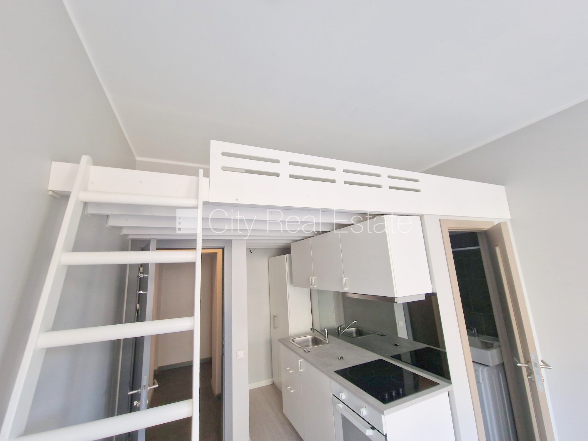 Sludinājumi. Fasādes māja, renovēta māja, slēgts pagalms, ieeja no ielas, kāpņu telpa pēc kosmētiskā remonta, Cena: 320 EUR/mēn Foto #4