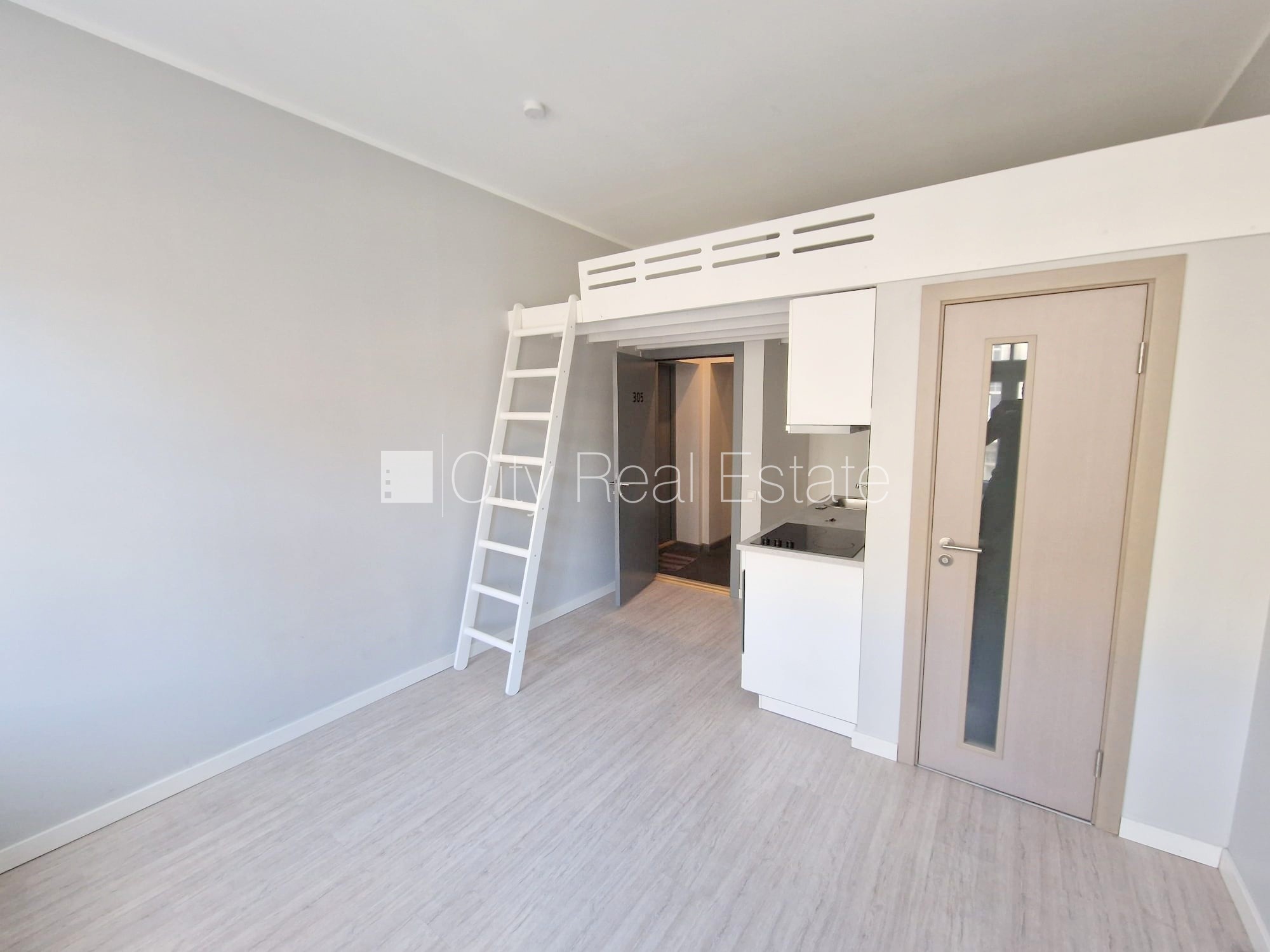 Sludinājumi. Fasādes māja, renovēta māja, slēgts pagalms, ieeja no ielas, kāpņu telpa pēc kosmētiskā remonta, Cena: 320 EUR/mēn Foto #8