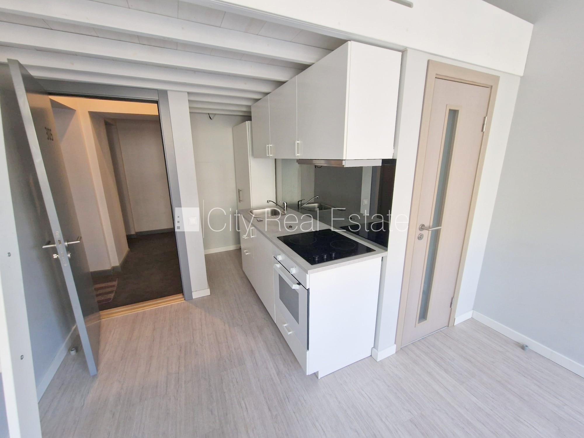 Sludinājumi. Fasādes māja, renovēta māja, slēgts pagalms, ieeja no ielas, kāpņu telpa pēc kosmētiskā remonta, Cena: 320 EUR/mēn Foto #3