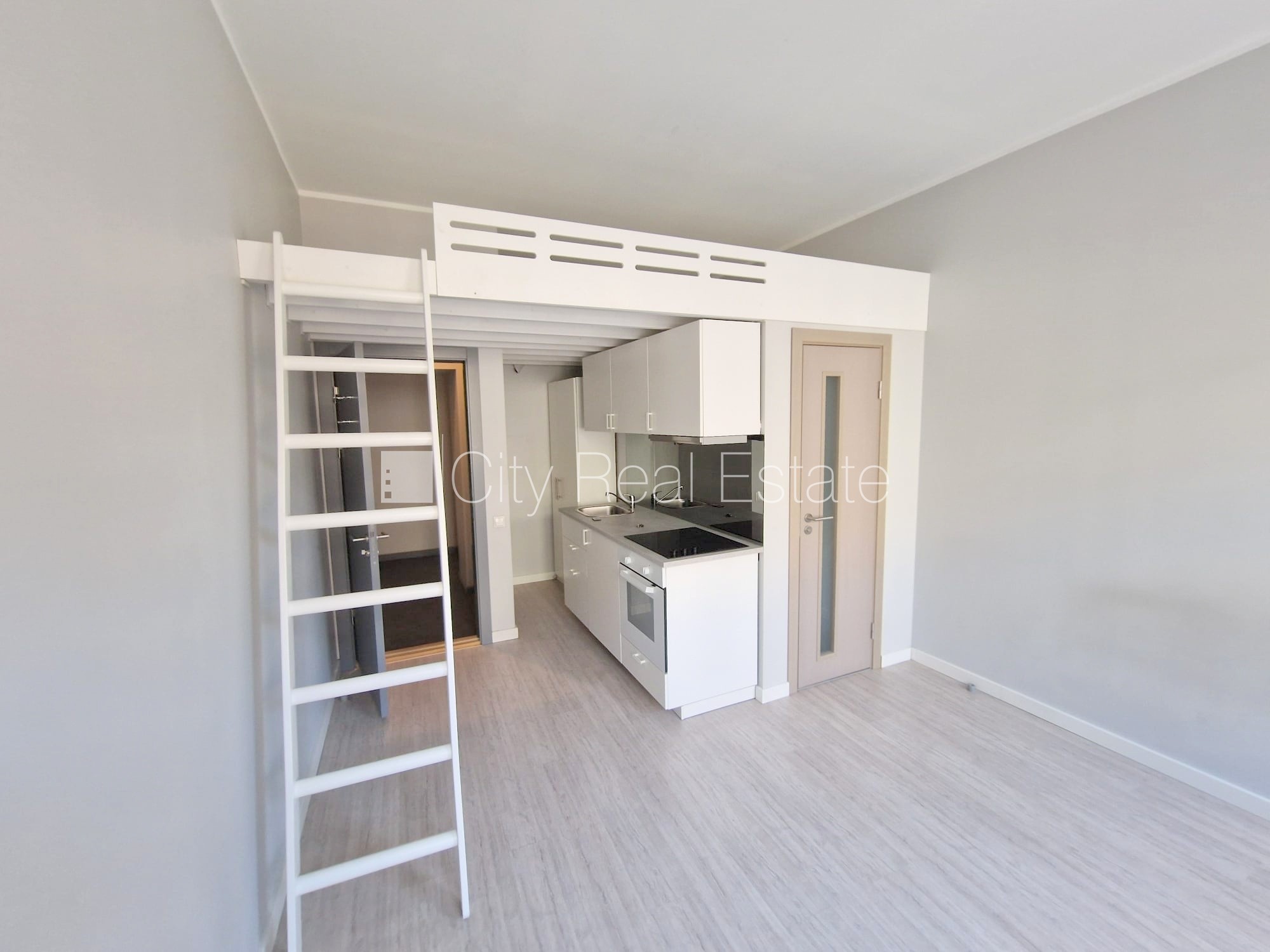 Sludinājumi. Fasādes māja, renovēta māja, slēgts pagalms, ieeja no ielas, kāpņu telpa pēc kosmētiskā remonta, Cena: 320 EUR/mēn Foto #9