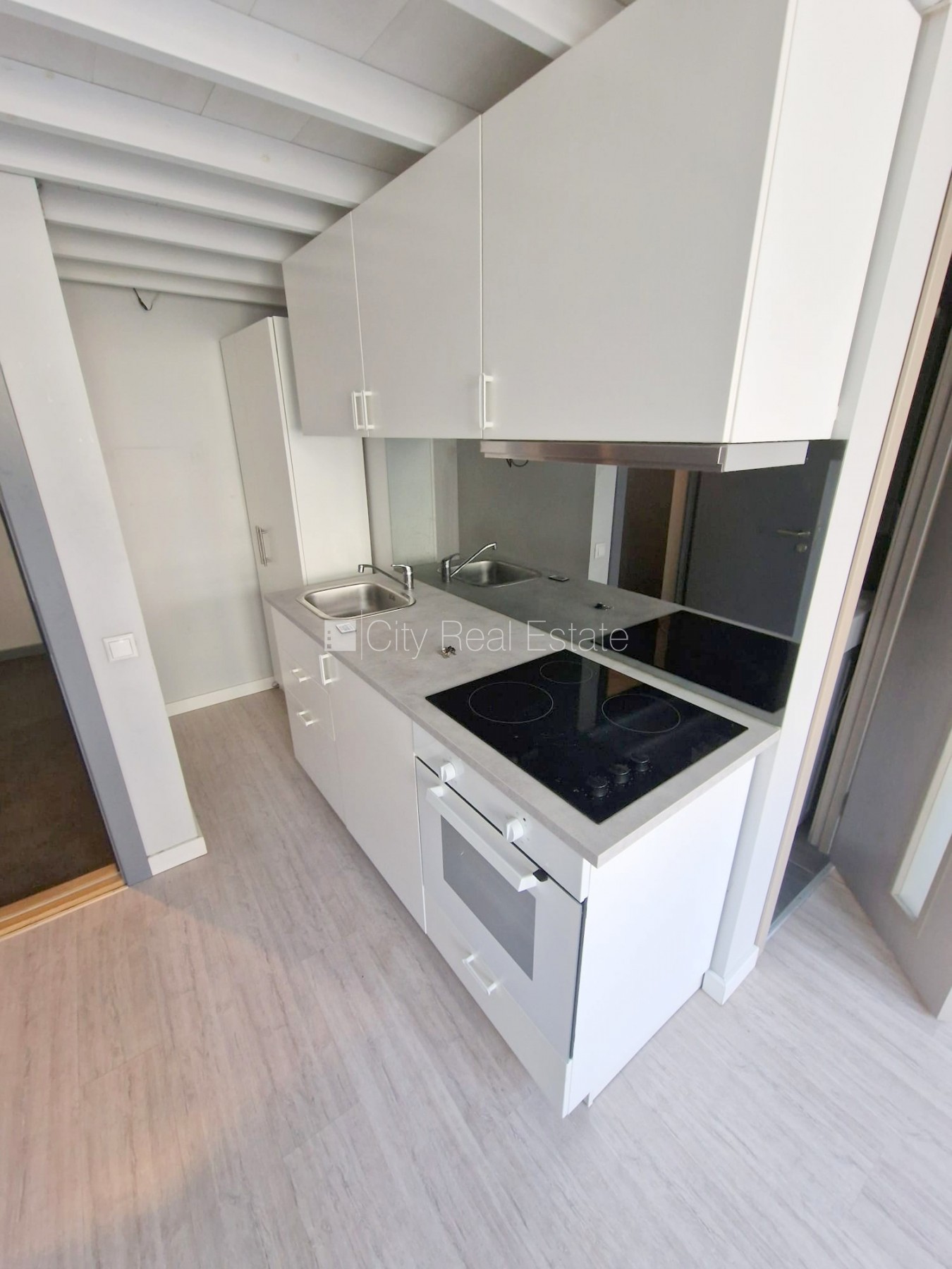 Sludinājumi. Fasādes māja, renovēta māja, slēgts pagalms, ieeja no ielas, kāpņu telpa pēc kosmētiskā remonta, Cena: 320 EUR/mēn Foto #5