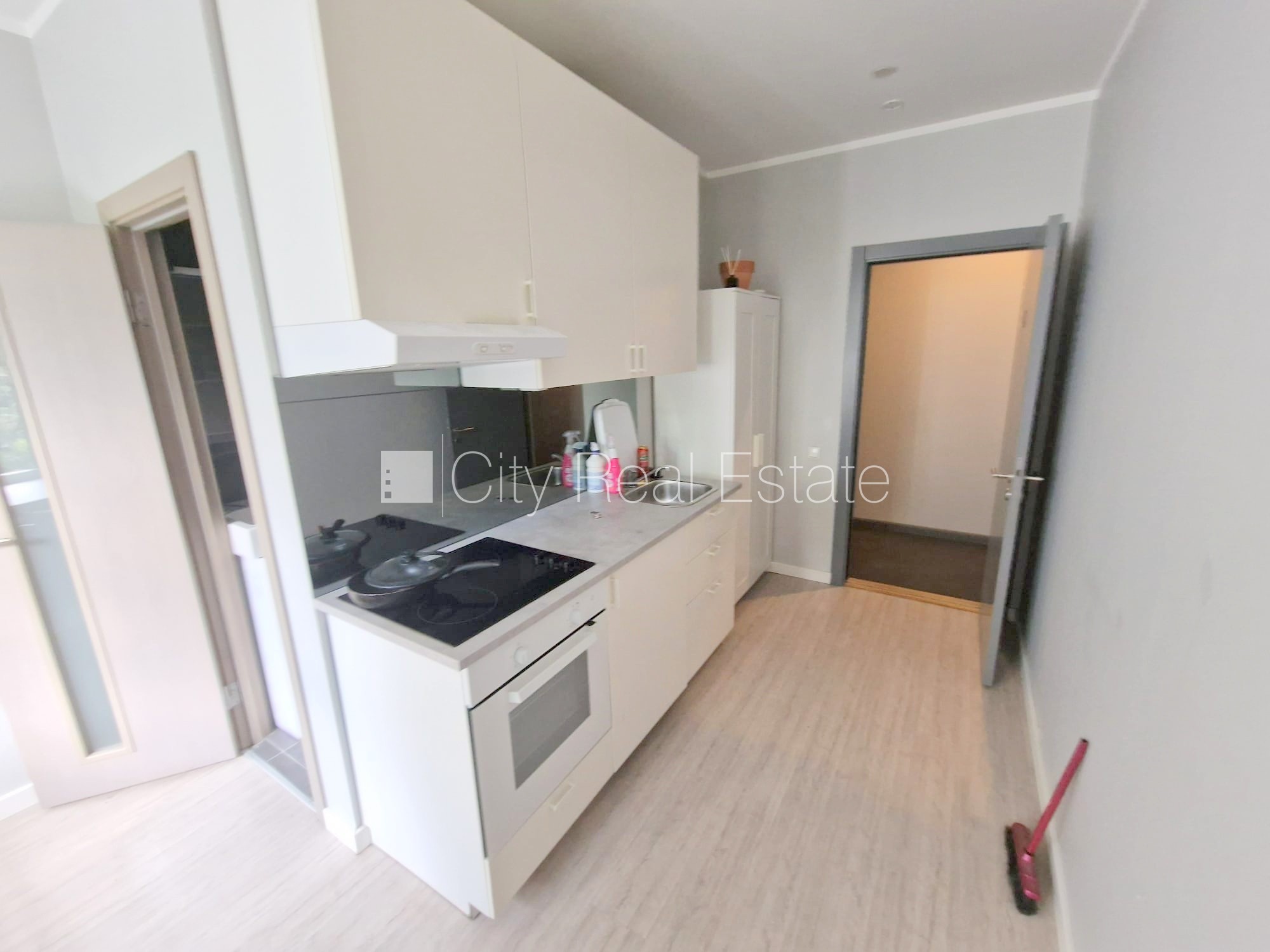 Sludinājumi. Fasādes māja, renovēta māja, slēgts pagalms, ieeja no ielas, kāpņu telpa pēc kosmētiskā remonta, Cena: 300 EUR/mēn Foto #3