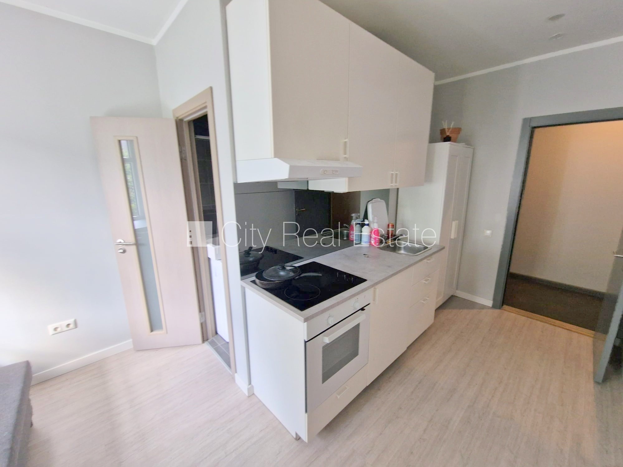 Sludinājumi. Fasādes māja, renovēta māja, slēgts pagalms, ieeja no ielas, kāpņu telpa pēc kosmētiskā remonta, Cena: 300 EUR/mēn Foto #4