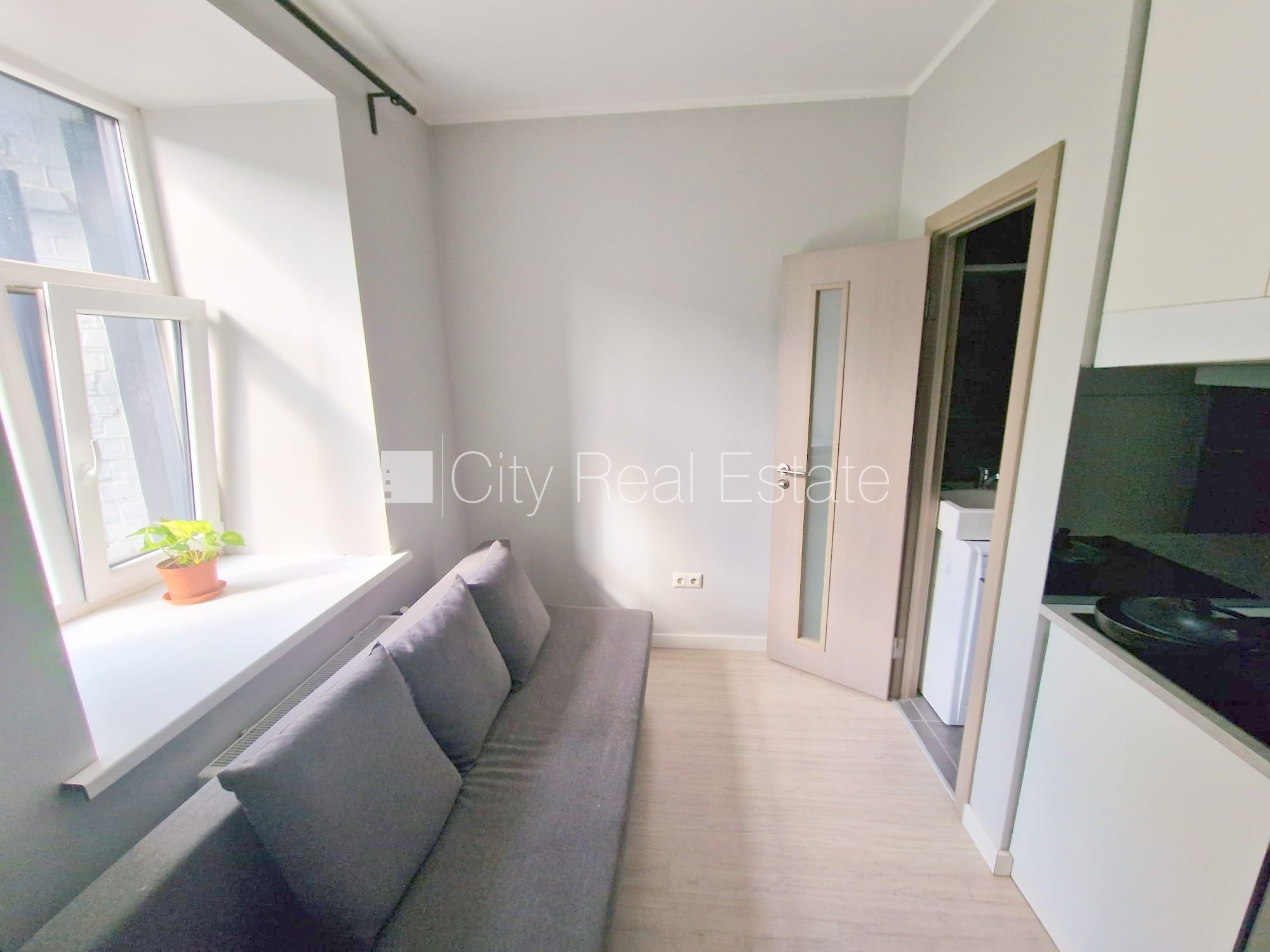 Sludinājumi. Fasādes māja, renovēta māja, slēgts pagalms, ieeja no ielas, kāpņu telpa pēc kosmētiskā remonta, Cena: 300 EUR/mēn Foto #7