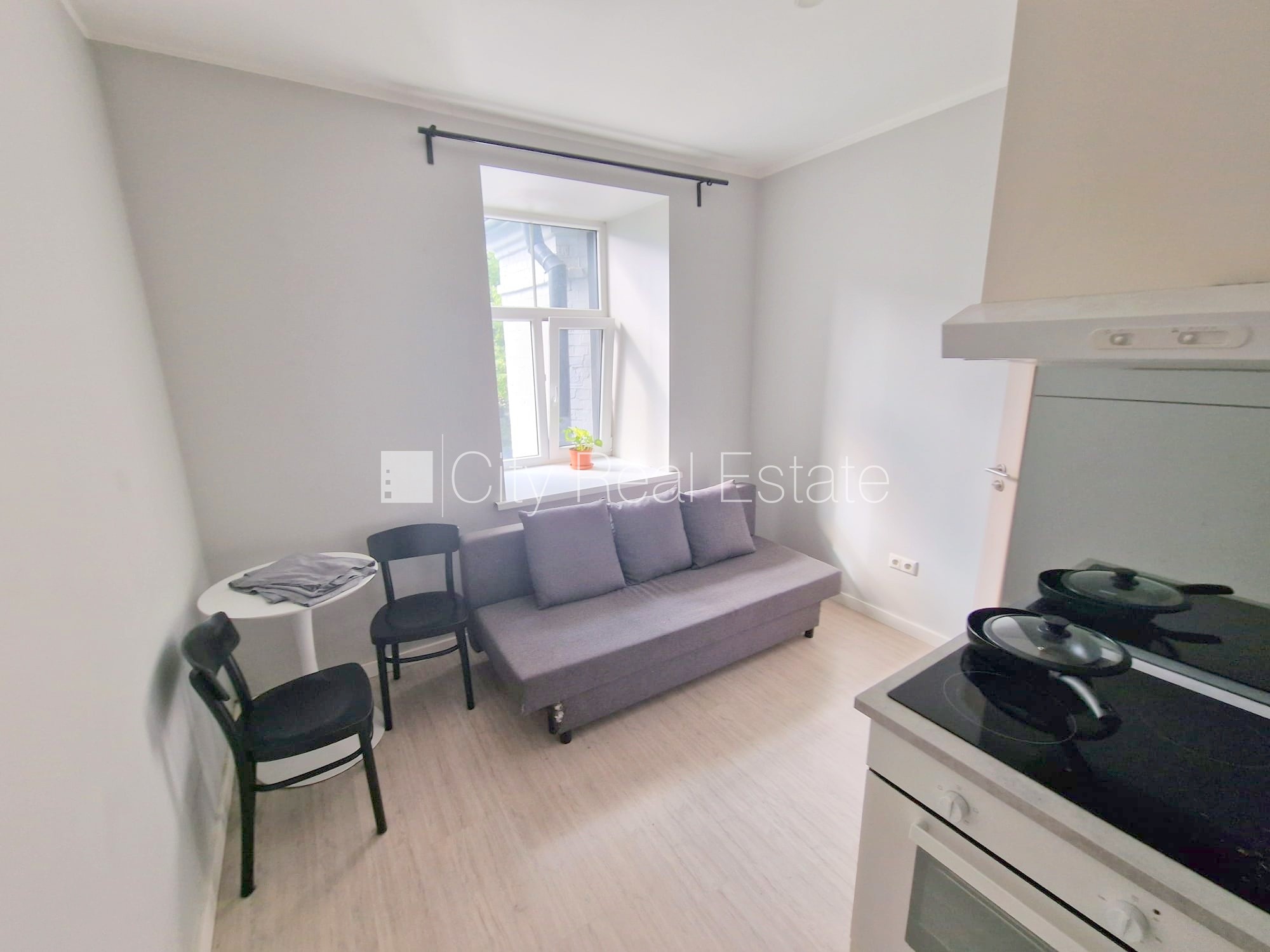 Sludinājumi. Fasādes māja, renovēta māja, slēgts pagalms, ieeja no ielas, kāpņu telpa pēc kosmētiskā remonta, Cena: 300 EUR/mēn Foto #8