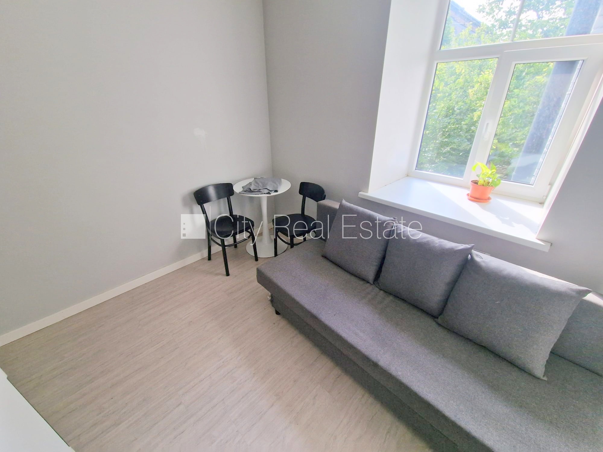 Sludinājumi. Fasādes māja, renovēta māja, slēgts pagalms, ieeja no ielas, kāpņu telpa pēc kosmētiskā remonta, Cena: 300 EUR/mēn Foto #10