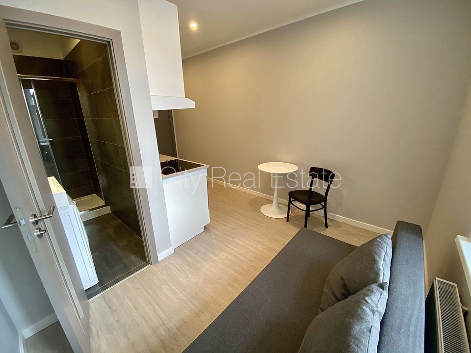 Sludinājumi. Fasādes māja, renovēta māja, slēgts pagalms, ieeja no ielas, kāpņu telpa pēc kosmētiskā remonta, Cena: 300 EUR/mēn Foto #5