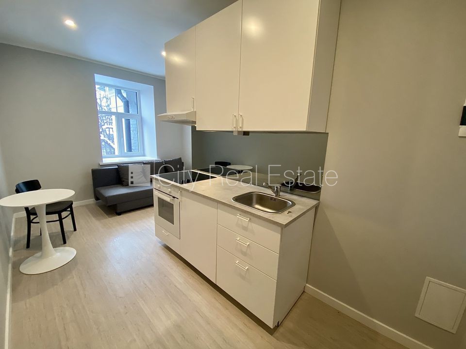 Sludinājumi. Fasādes māja, renovēta māja, slēgts pagalms, ieeja no ielas, kāpņu telpa pēc kosmētiskā remonta, Cena: 300 EUR/mēn Foto #2