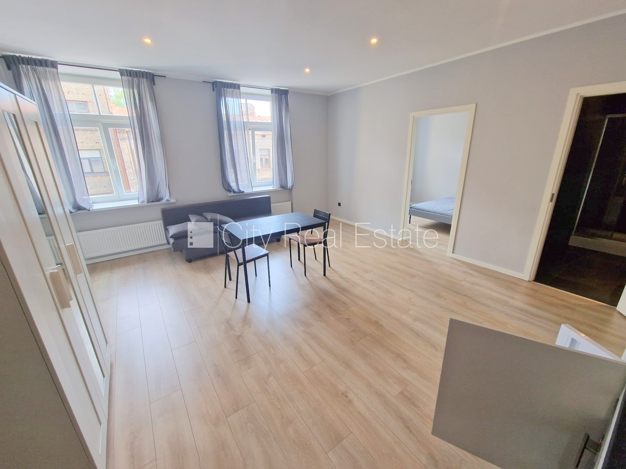 Sludinājumi. Fasādes māja, renovēta māja, slēgts pagalms, ieeja no ielas un pagalma, kāpņu telpa pēc kapitālā Cena: 440 EUR/mēn Foto #4