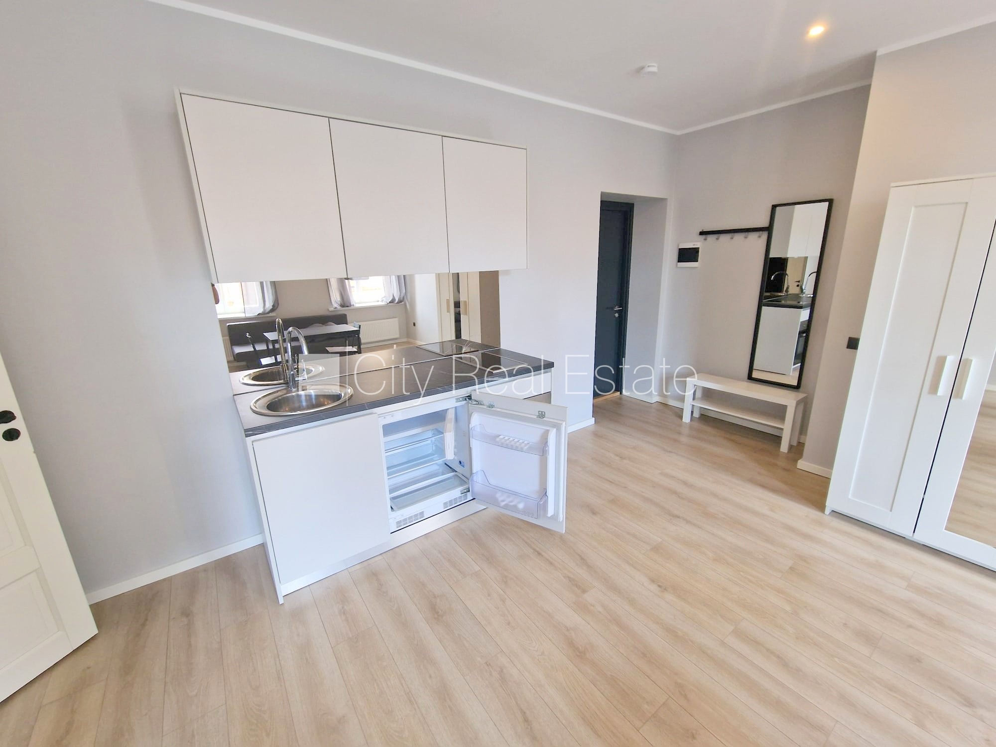 Sludinājumi. Fasādes māja, renovēta māja, slēgts pagalms, ieeja no ielas un pagalma, kāpņu telpa pēc kapitālā Cena: 440 EUR/mēn Foto #9