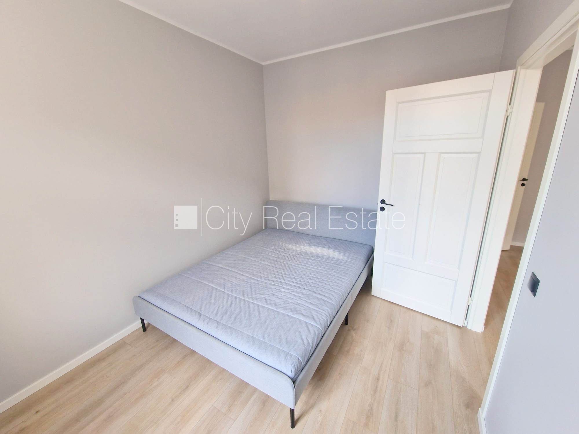 Sludinājumi. Fasādes māja, renovēta māja, slēgts pagalms, ieeja no ielas un pagalma, kāpņu telpa pēc kapitālā Cena: 440 EUR/mēn Foto #11