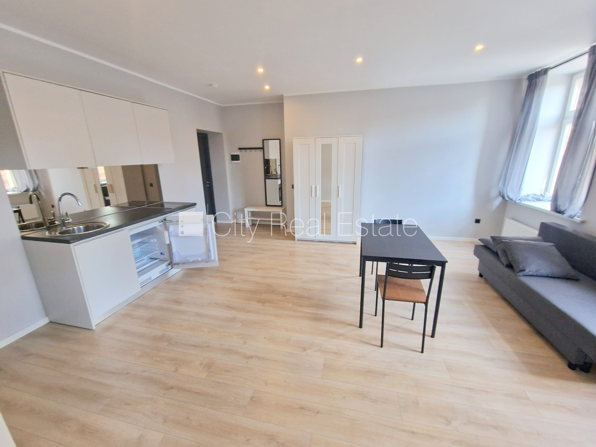 Sludinājumi. Fasādes māja, renovēta māja, slēgts pagalms, ieeja no ielas un pagalma, kāpņu telpa pēc kapitālā Cena: 440 EUR/mēn Foto #13