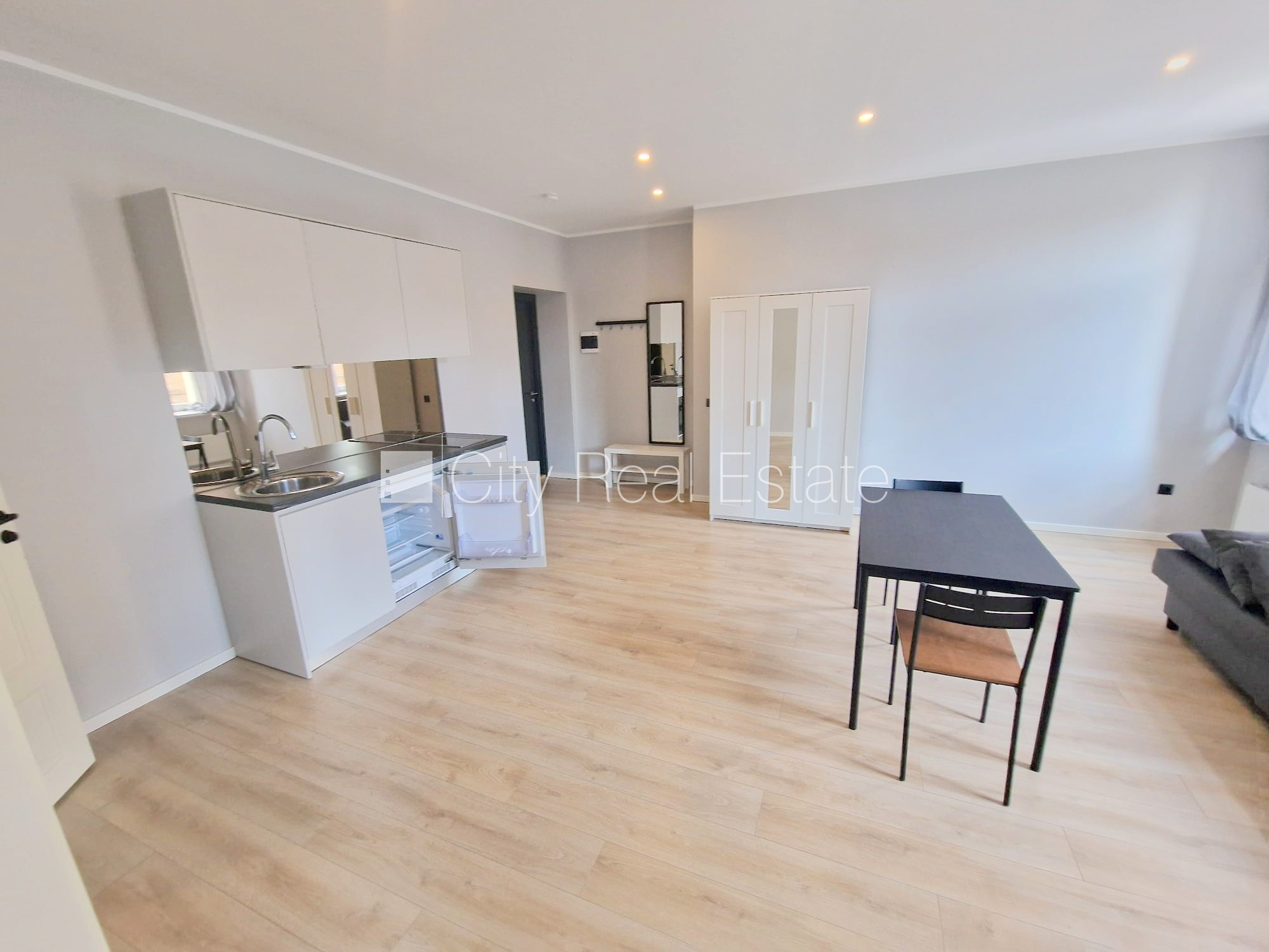 Sludinājumi. Fasādes māja, renovēta māja, slēgts pagalms, ieeja no ielas un pagalma, kāpņu telpa pēc kapitālā Cena: 440 EUR/mēn Foto #14