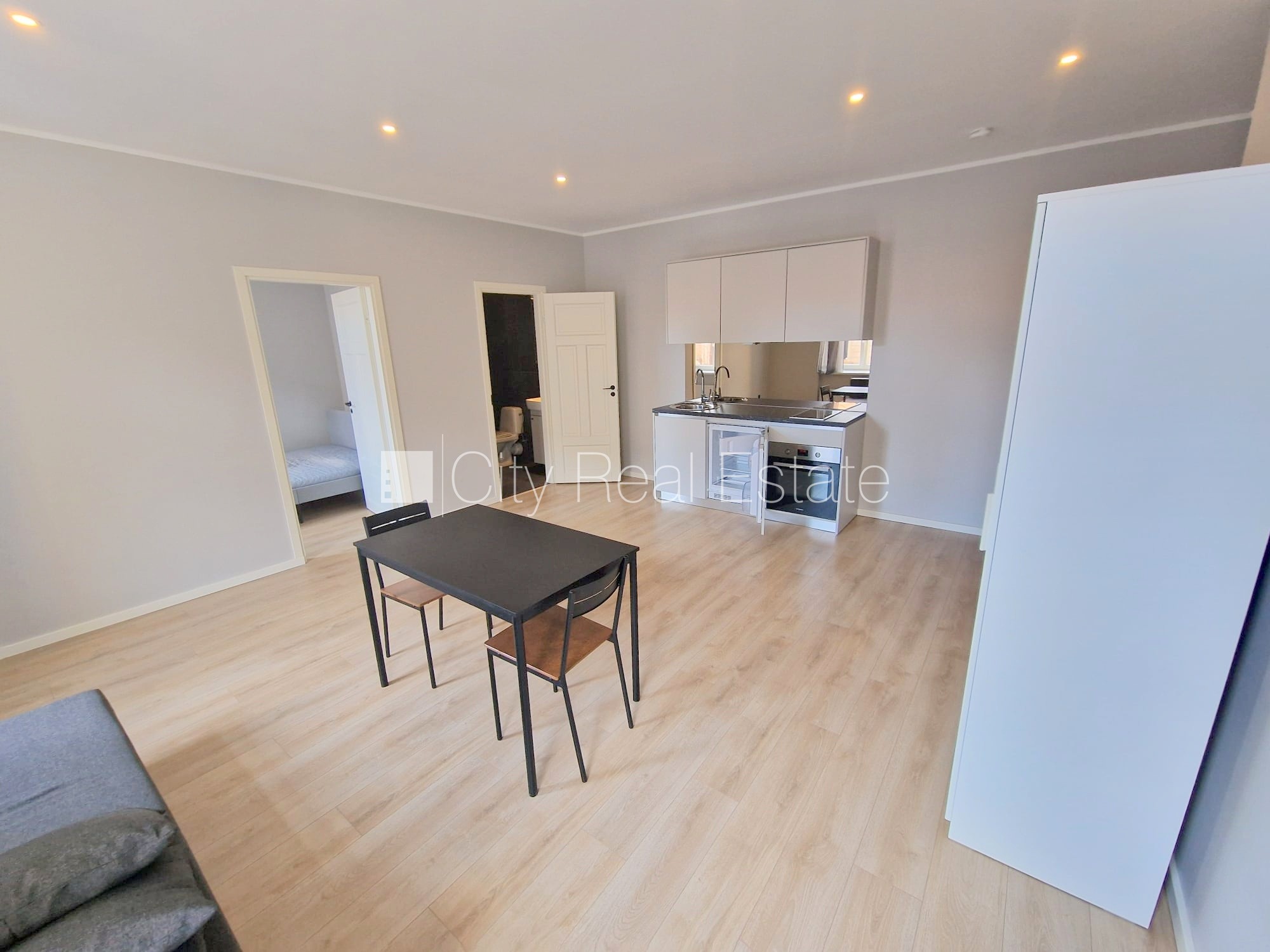 Sludinājumi. Fasādes māja, renovēta māja, slēgts pagalms, ieeja no ielas un pagalma, kāpņu telpa pēc kapitālā Cena: 440 EUR/mēn Foto #2