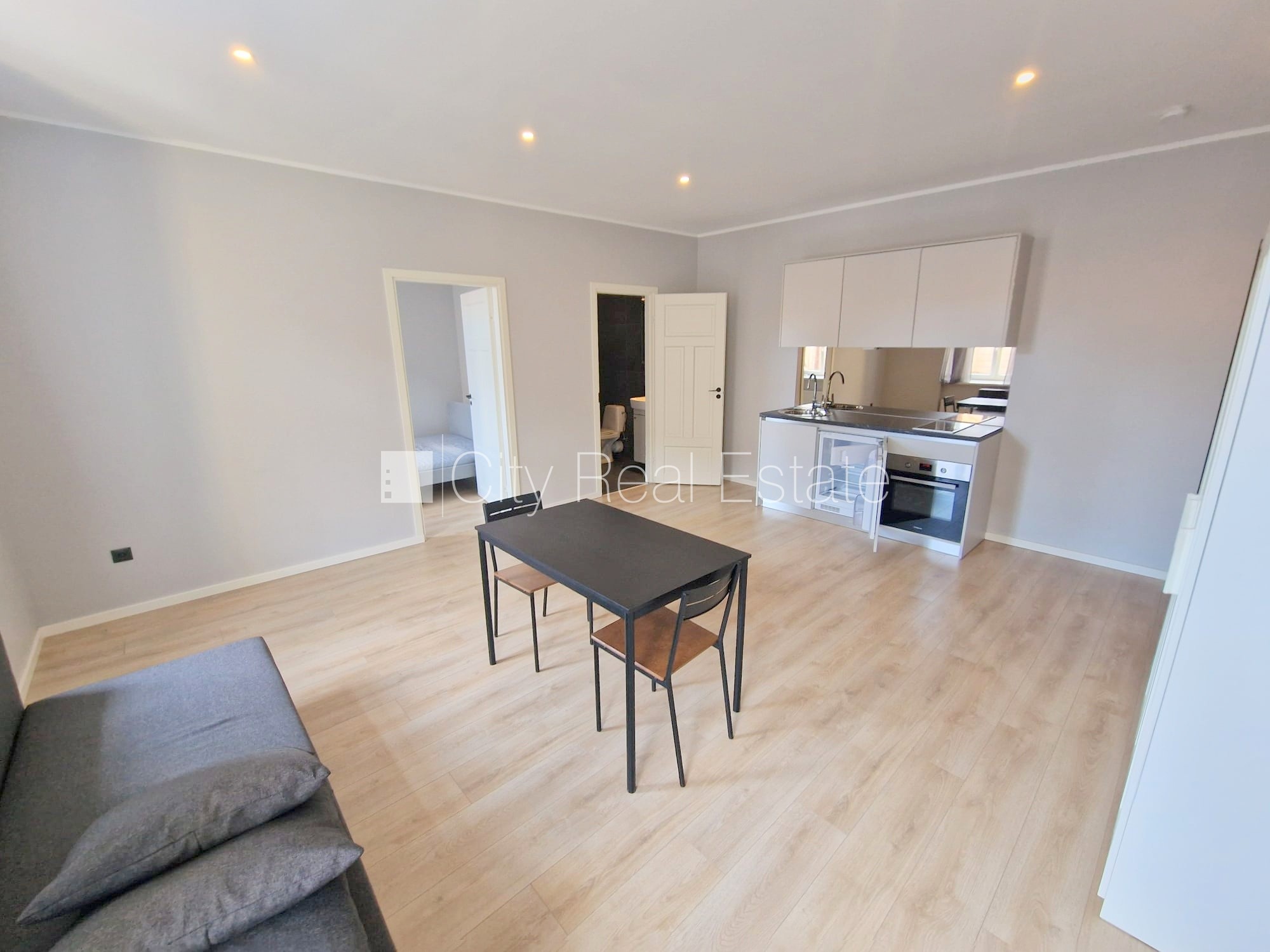 Sludinājumi. Fasādes māja, renovēta māja, slēgts pagalms, ieeja no ielas un pagalma, kāpņu telpa pēc kapitālā Cena: 440 EUR/mēn Foto #3