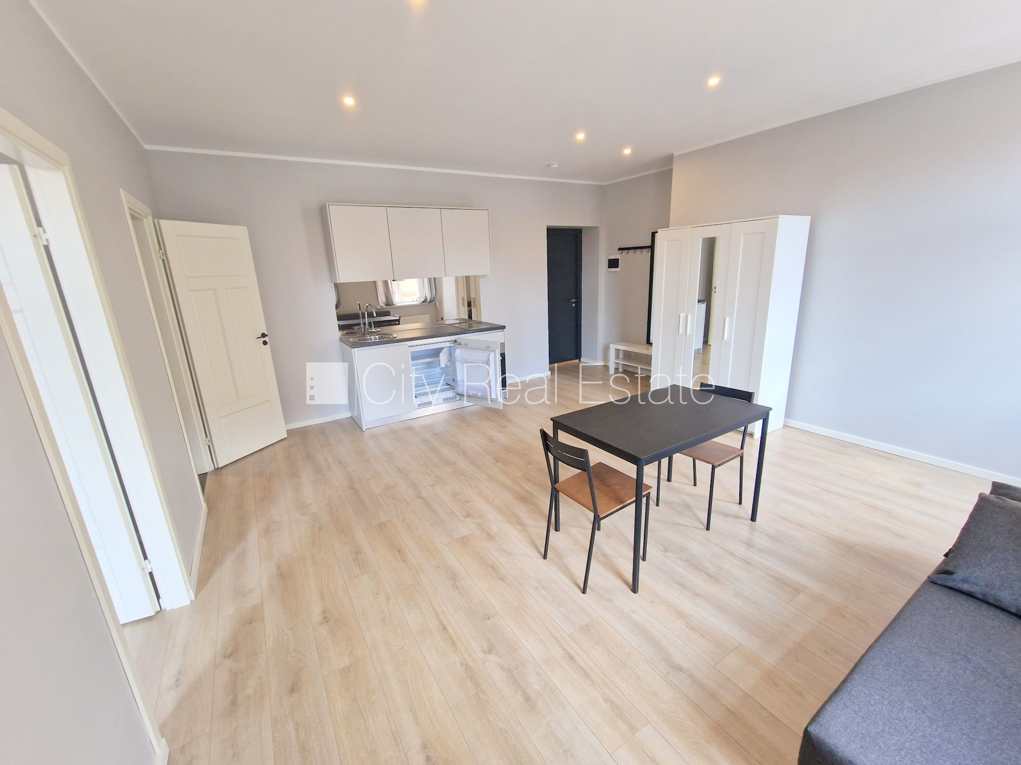 Sludinājumi. Fasādes māja, renovēta māja, slēgts pagalms, ieeja no ielas un pagalma, kāpņu telpa pēc kapitālā Cena: 440 EUR/mēn Foto #1