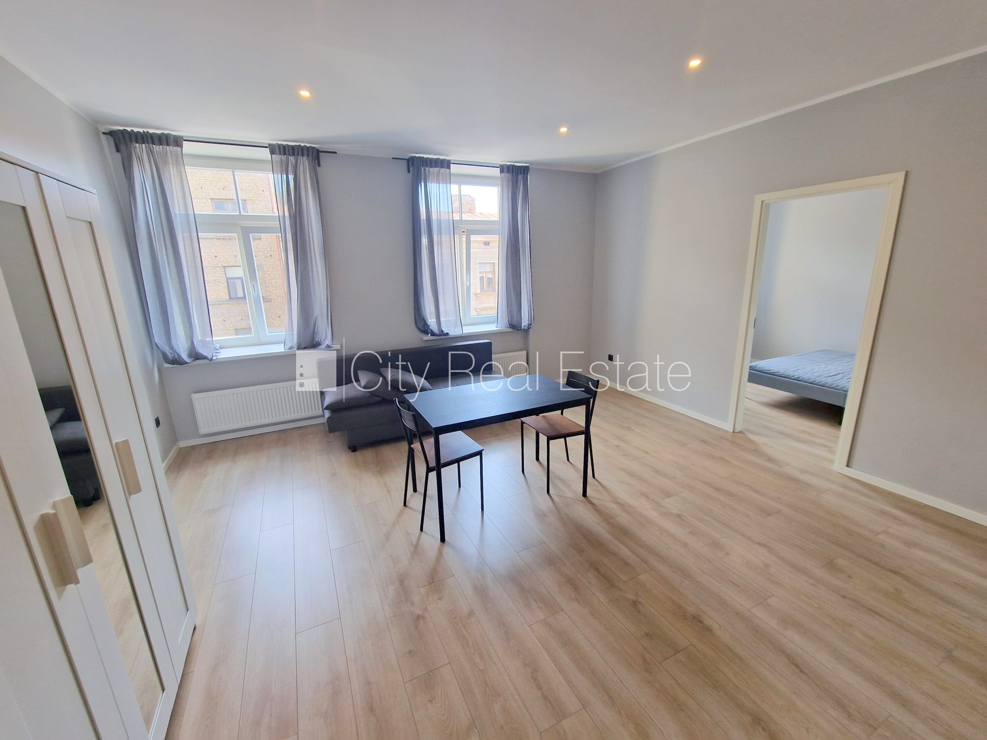 Sludinājumi. Fasādes māja, renovēta māja, slēgts pagalms, ieeja no ielas un pagalma, kāpņu telpa pēc kapitālā Cena: 440 EUR/mēn Foto #6