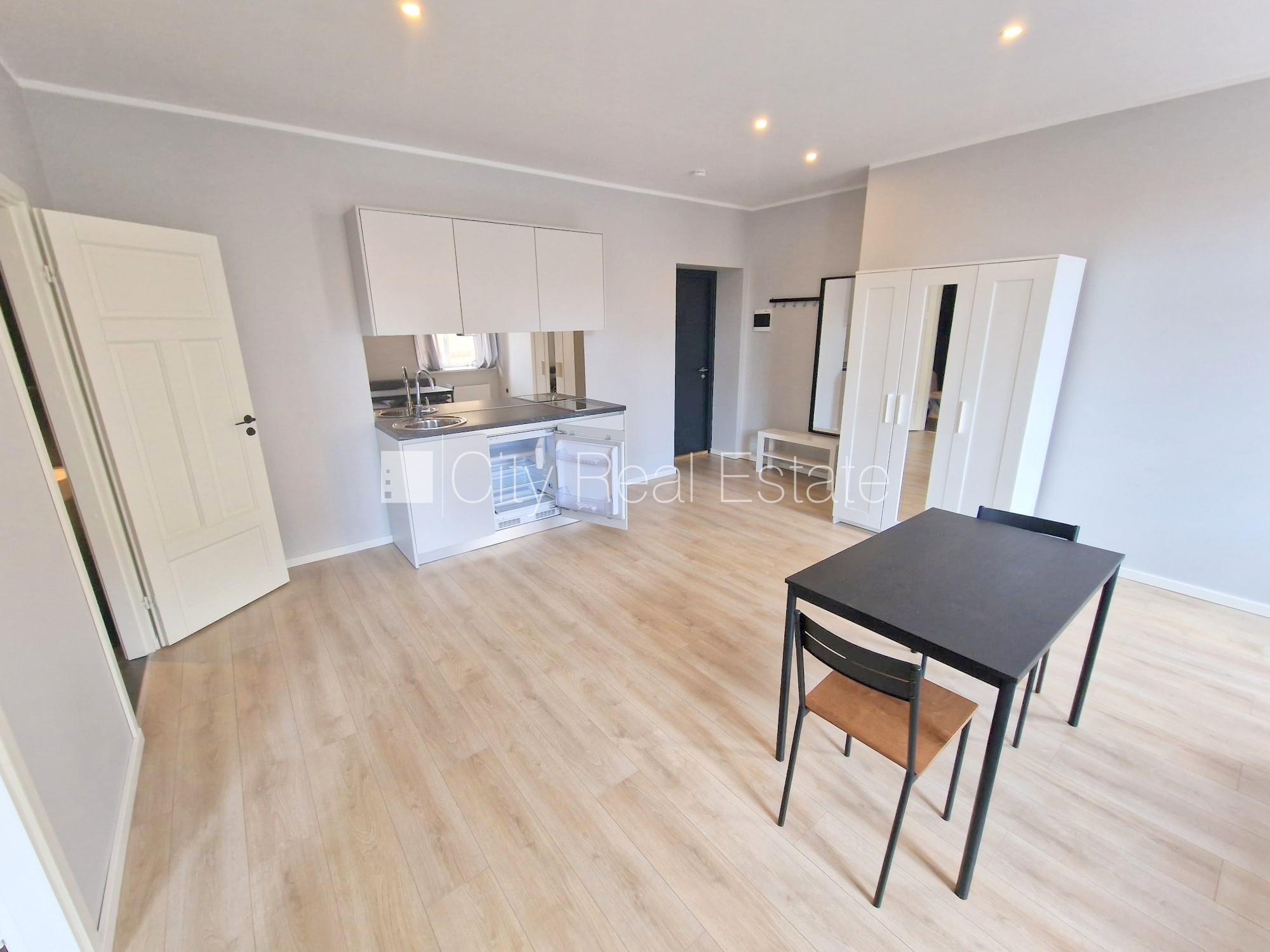 Sludinājumi. Fasādes māja, renovēta māja, slēgts pagalms, ieeja no ielas un pagalma, kāpņu telpa pēc kapitālā Cena: 440 EUR/mēn Foto #7