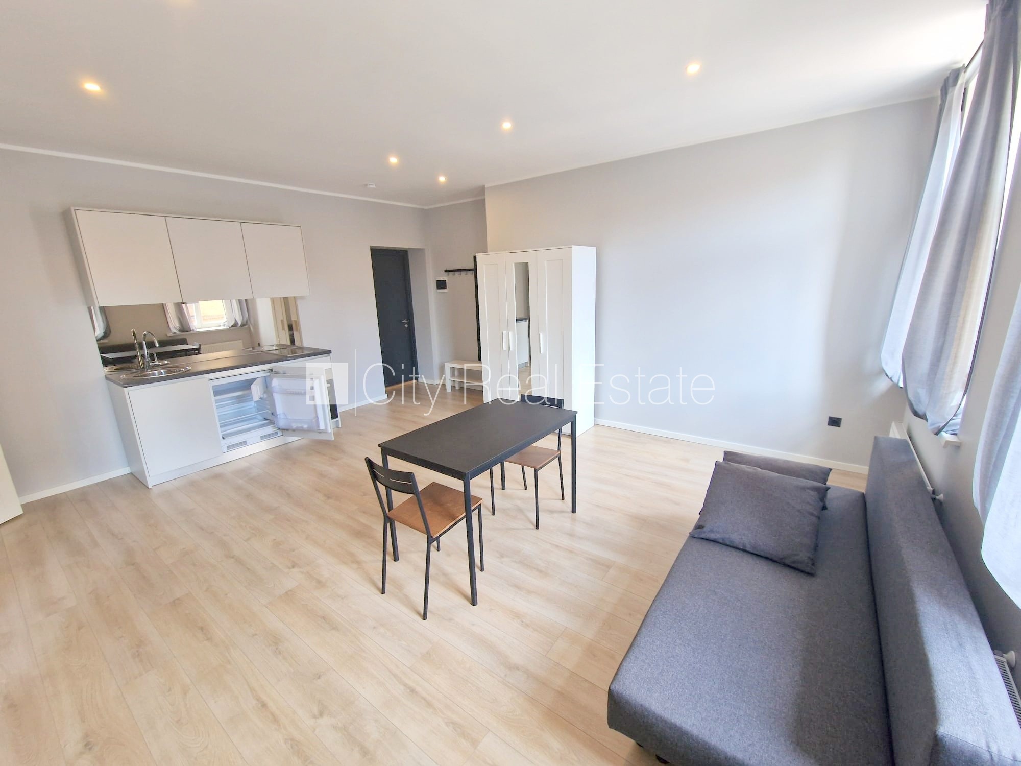 Sludinājumi. Fasādes māja, renovēta māja, slēgts pagalms, ieeja no ielas un pagalma, kāpņu telpa pēc kapitālā Cena: 440 EUR/mēn Foto #8