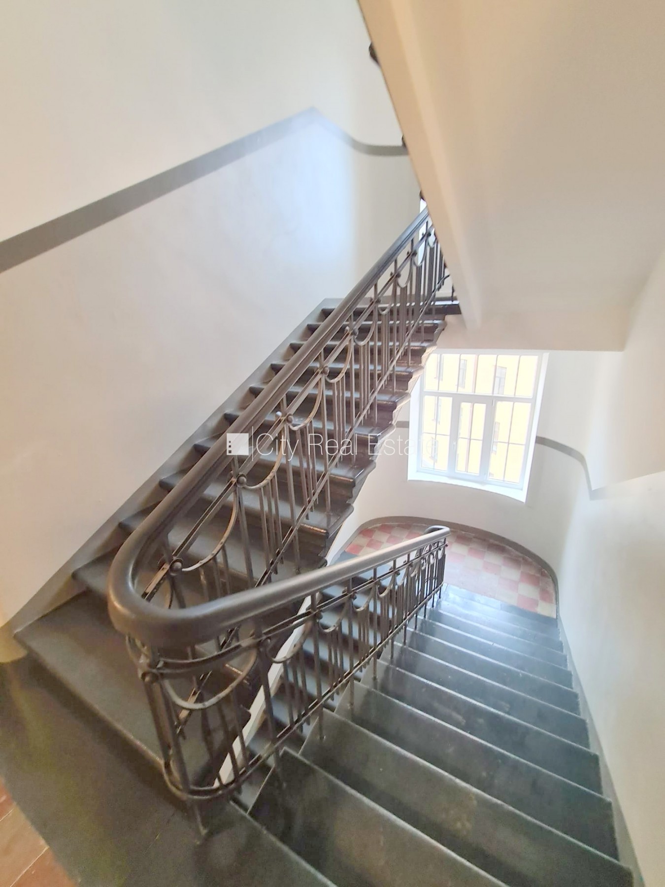 Sludinājumi. Fasādes māja, renovēta māja, slēgts pagalms, ieeja no ielas un pagalma, kāpņu telpa pēc kapitālā Cena: 440 EUR/mēn Foto #17