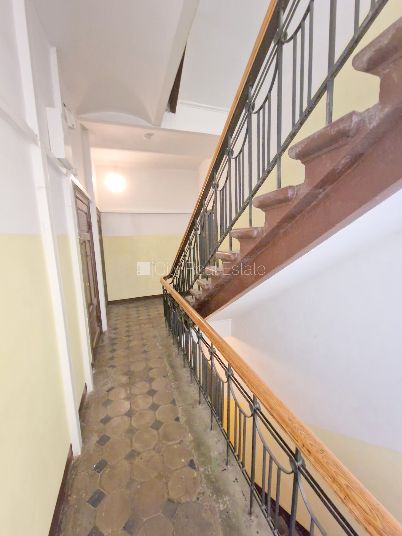 Sludinājumi. Zeme īpašumā, pagalma ēka, renovēta māja, slēgts pagalms, ieeja no ielas un pagalma, kāpņu telpa Cena: 85000 EUR Foto #23