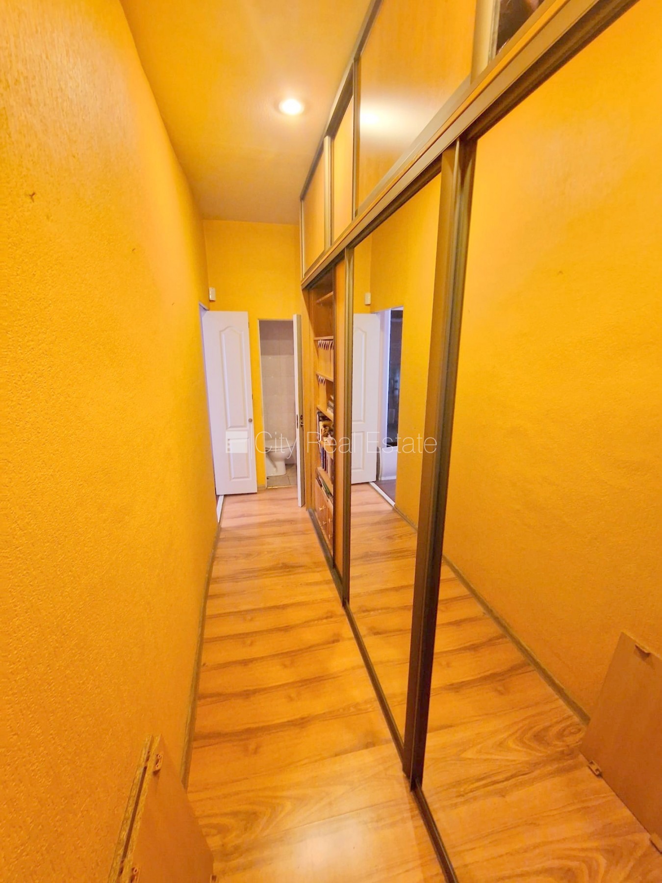 Sludinājumi. Zeme īpašumā, pagalma ēka, renovēta māja, slēgts pagalms, ieeja no ielas un pagalma, kāpņu telpa Cena: 85000 EUR Foto #13