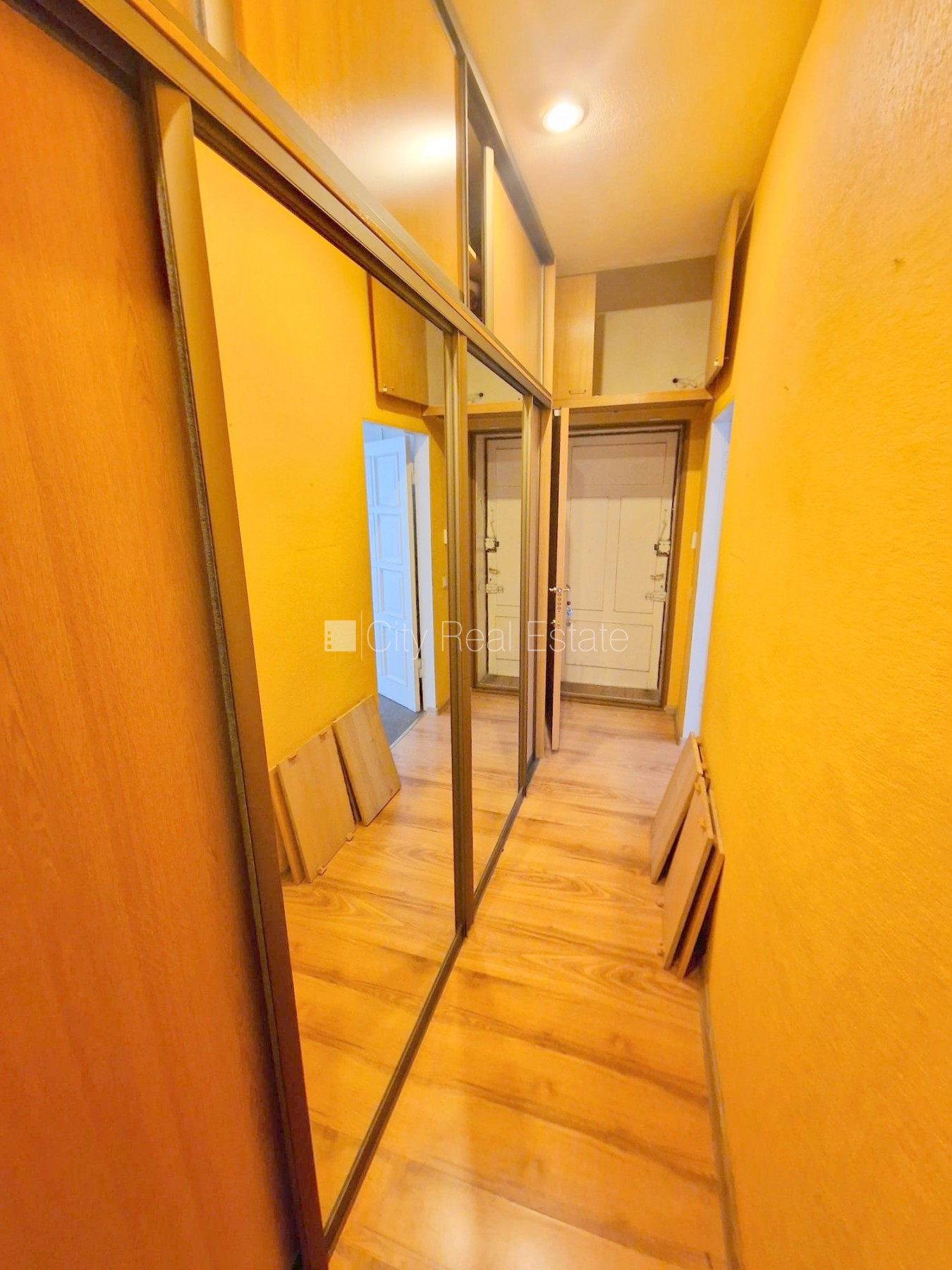 Sludinājumi. Zeme īpašumā, pagalma ēka, renovēta māja, slēgts pagalms, ieeja no ielas un pagalma, kāpņu telpa Cena: 85000 EUR Foto #14