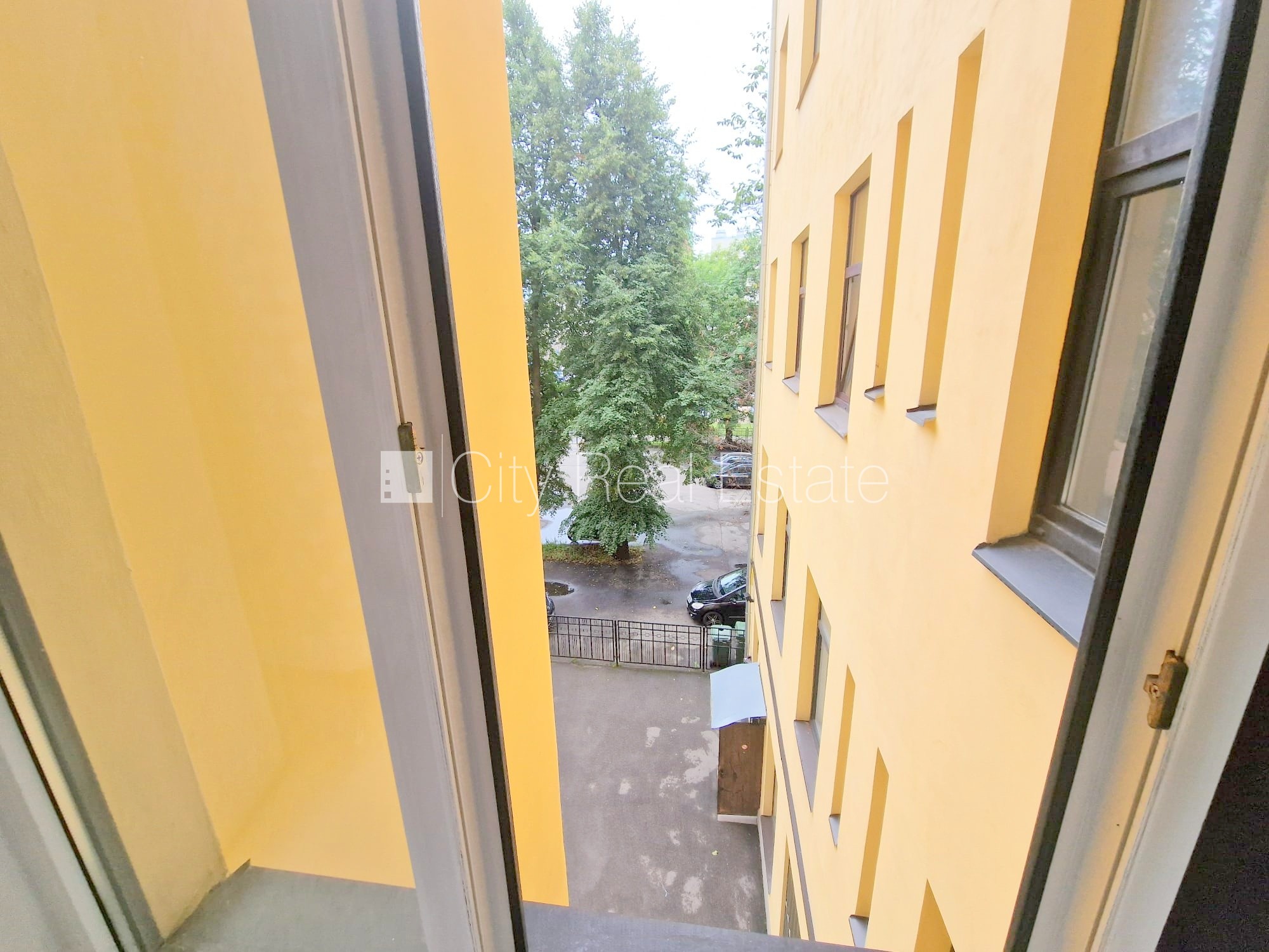 Sludinājumi. Zeme īpašumā, pagalma ēka, renovēta māja, slēgts pagalms, ieeja no ielas un pagalma, kāpņu telpa Cena: 85000 EUR Foto #11