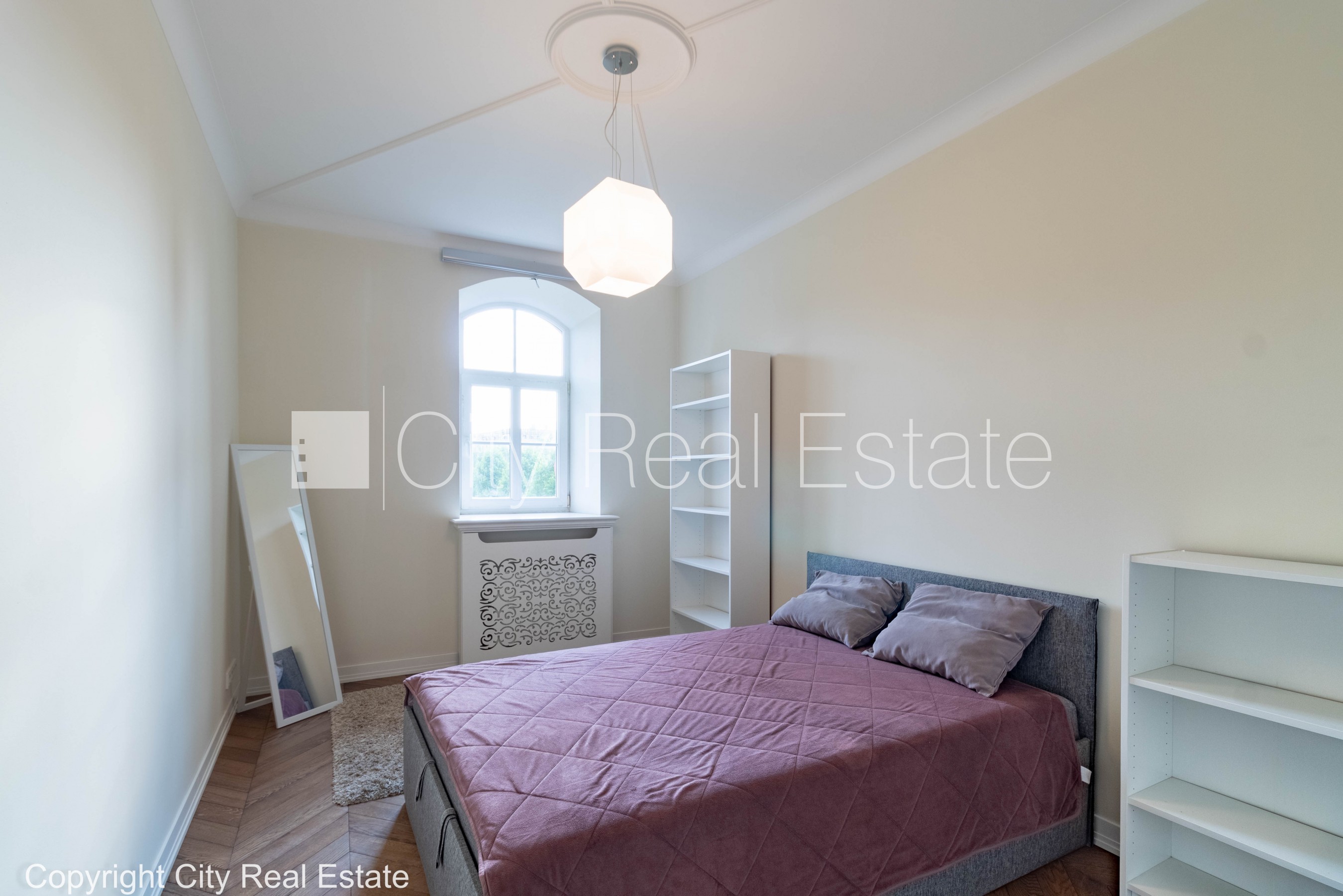 Sludinājumi. Fasādes māja, renovēta māja, ieeja no ielas, logi vērsti uz ielas pusi, istabas izolētas 2 gab., Cena: 1000 EUR/mēn Foto #4