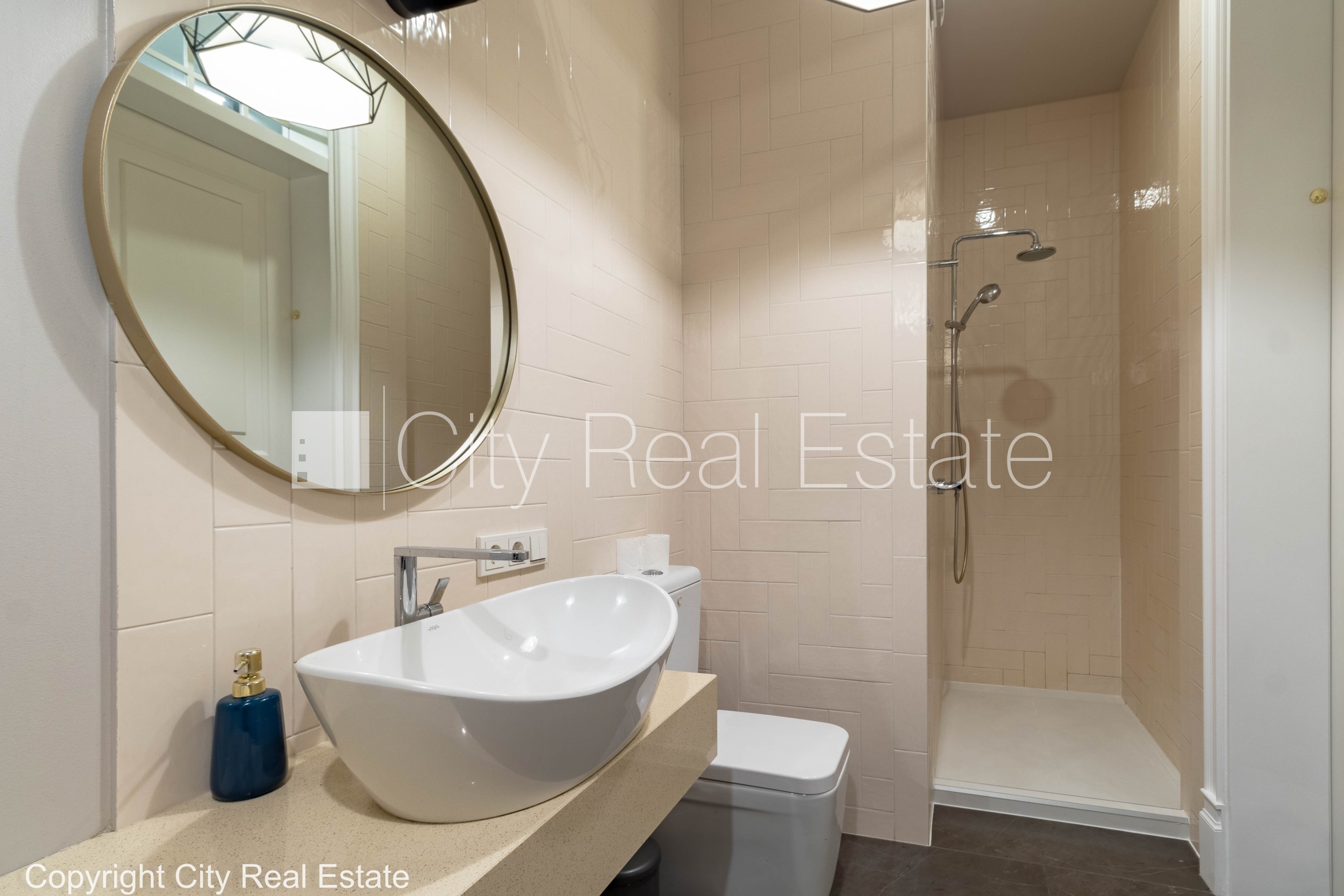 Sludinājumi. Fasādes māja, renovēta māja, ieeja no ielas, logi vērsti uz ielas pusi, istabas izolētas 2 gab., Cena: 1000 EUR/mēn Foto #20