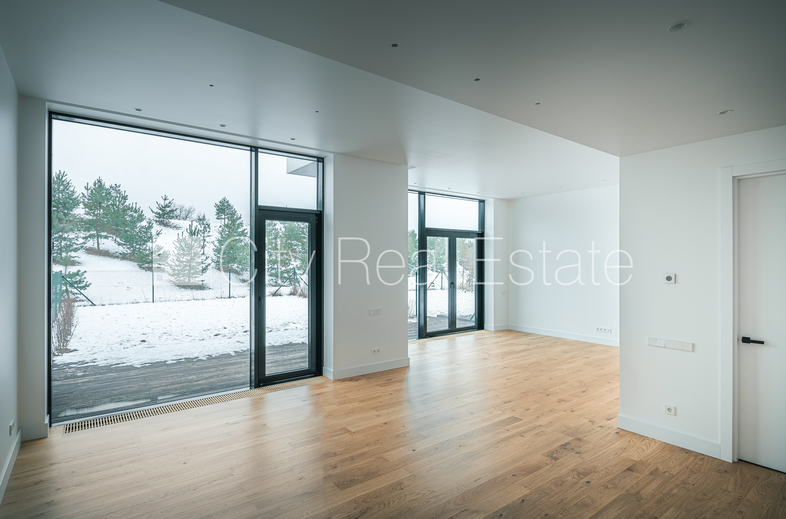 Sludinājumi. Rindu māja, jaunceltne, labiekārtota apzaļumota teritorija, teritorijas iebrauktuves vārti aprīkoti Cena: 576000 EUR Foto #3