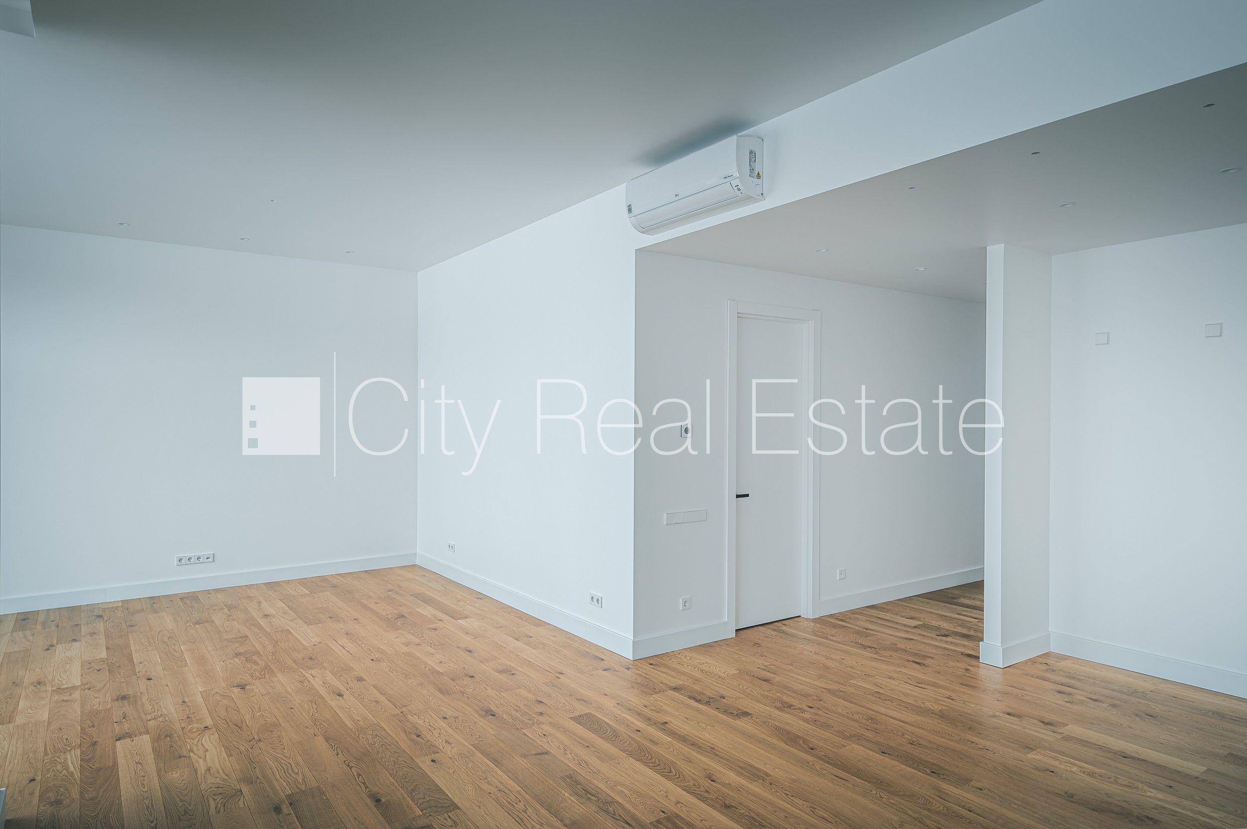 Sludinājumi. Rindu māja, jaunceltne, labiekārtota apzaļumota teritorija, teritorijas iebrauktuves vārti aprīkoti Cena: 576000 EUR Foto #5