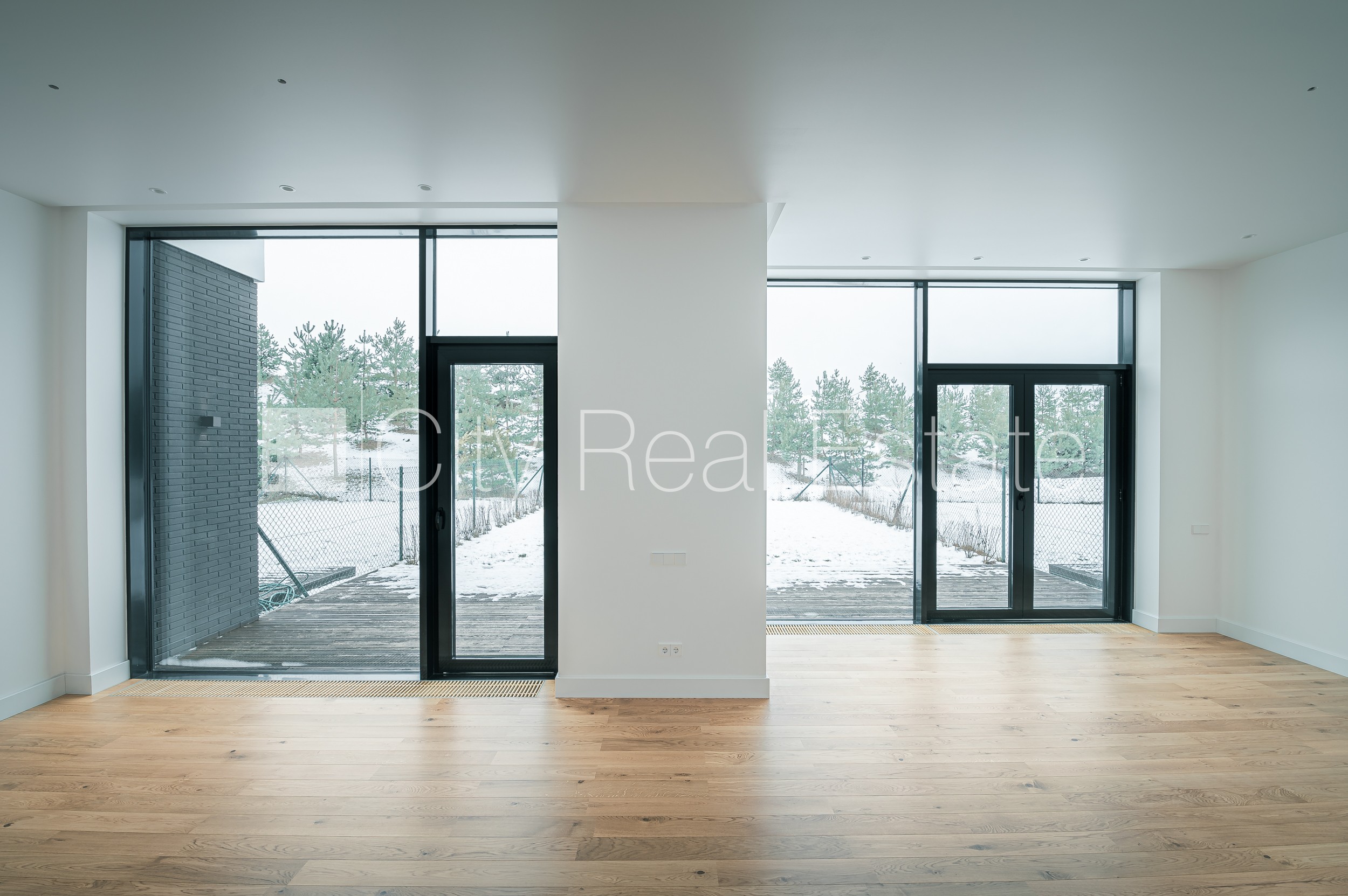 Sludinājumi. Rindu māja, jaunceltne, labiekārtota apzaļumota teritorija, teritorijas iebrauktuves vārti aprīkoti Cena: 576000 EUR Foto #2