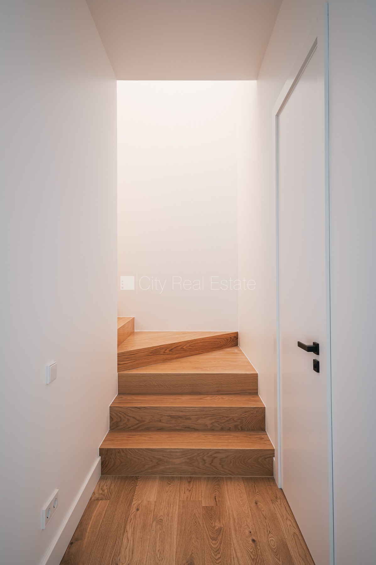 Sludinājumi. Rindu māja, jaunceltne, labiekārtota apzaļumota teritorija, teritorijas iebrauktuves vārti aprīkoti Cena: 576000 EUR Foto #25