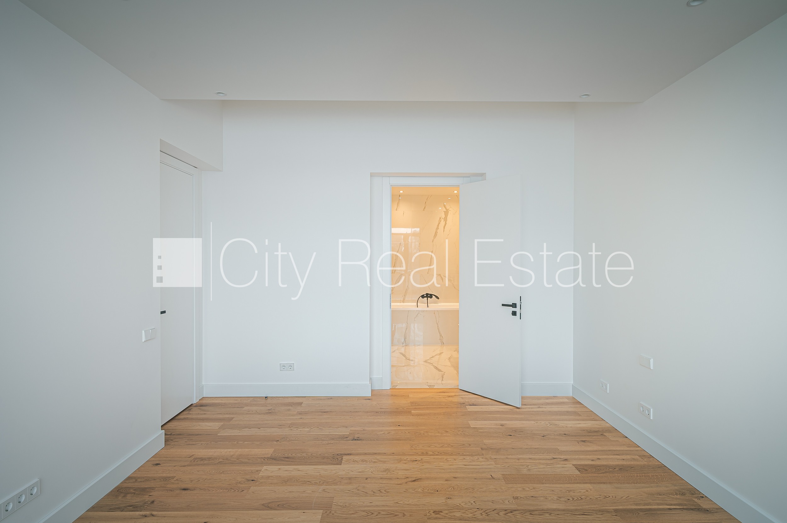 Sludinājumi. Rindu māja, jaunceltne, labiekārtota apzaļumota teritorija, teritorijas iebrauktuves vārti aprīkoti Cena: 576000 EUR Foto #20