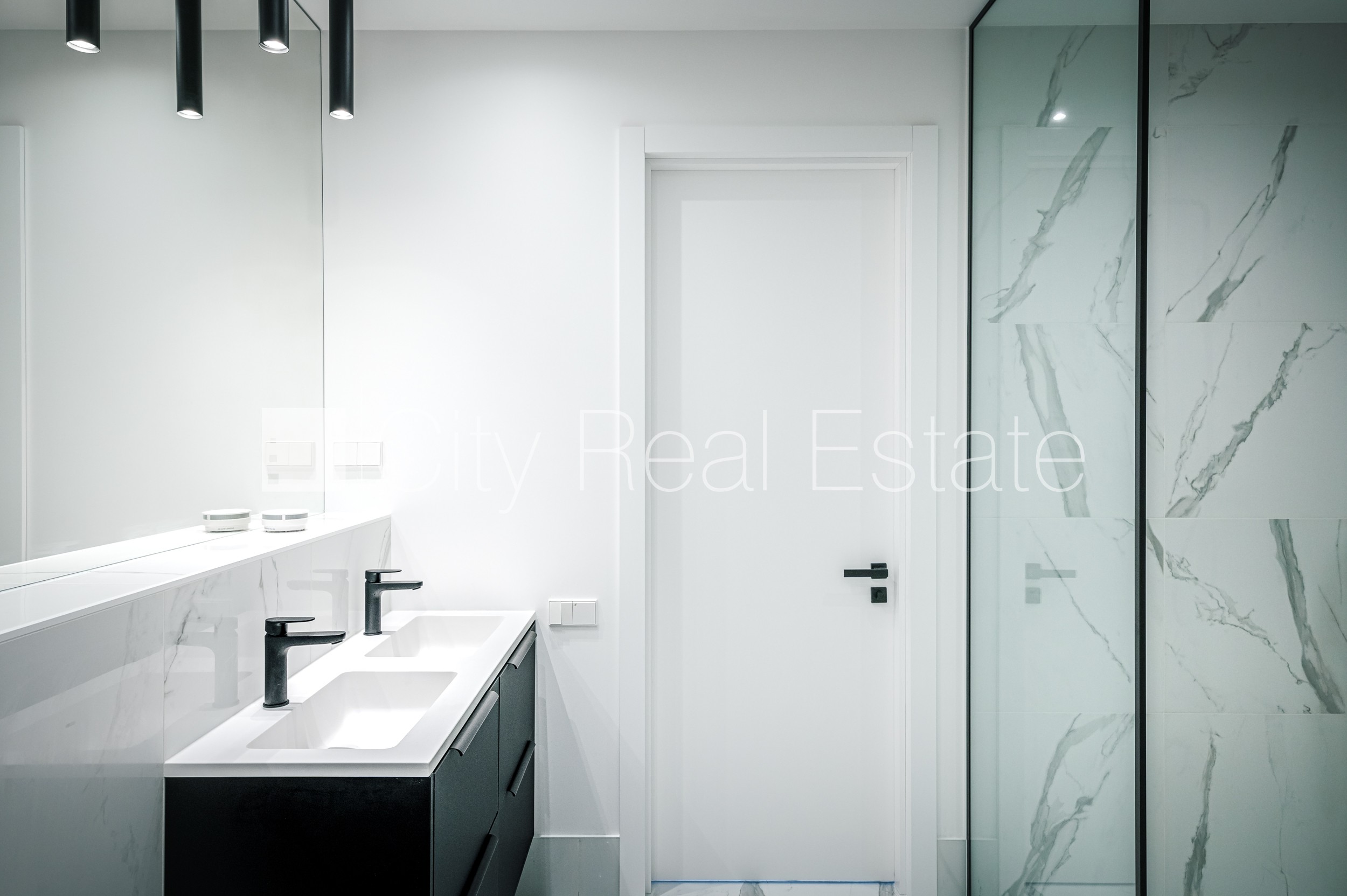 Sludinājumi. Rindu māja, jaunceltne, labiekārtota apzaļumota teritorija, teritorijas iebrauktuves vārti aprīkoti Cena: 576000 EUR Foto #23