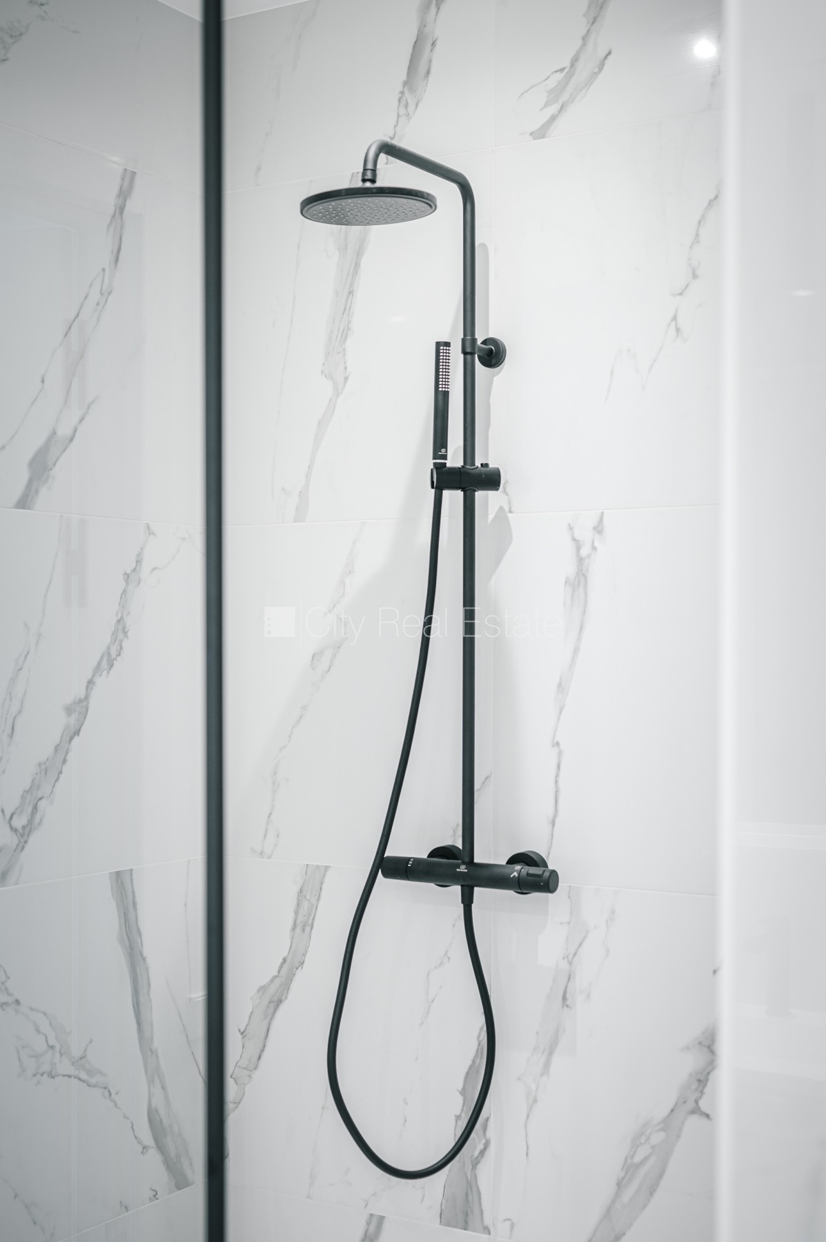 Sludinājumi. Rindu māja, jaunceltne, labiekārtota apzaļumota teritorija, teritorijas iebrauktuves vārti aprīkoti Cena: 576000 EUR Foto #24