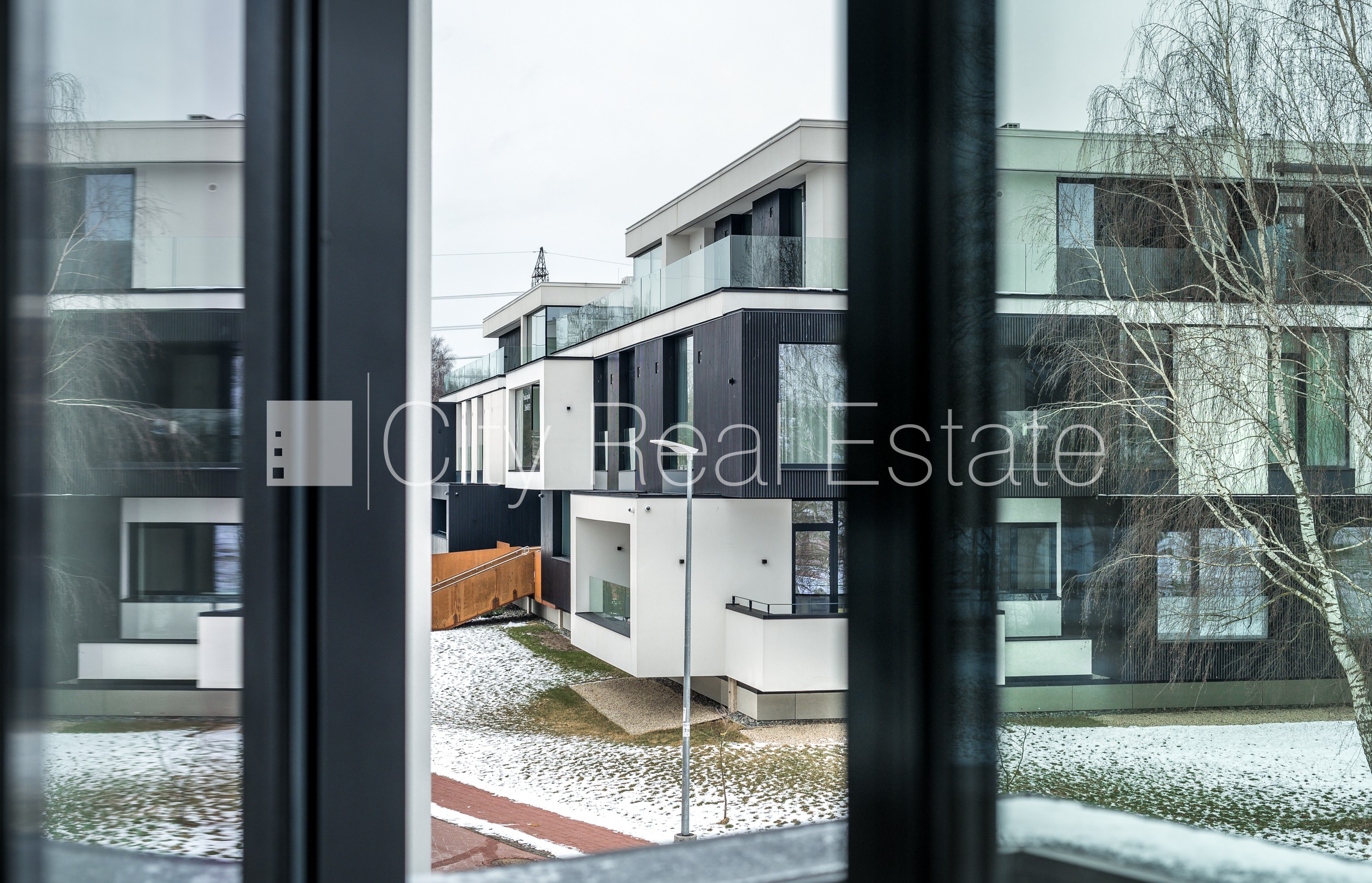 Sludinājumi. Rindu māja, jaunceltne, labiekārtota apzaļumota teritorija, teritorijas iebrauktuves vārti aprīkoti Cena: 576000 EUR Foto #1