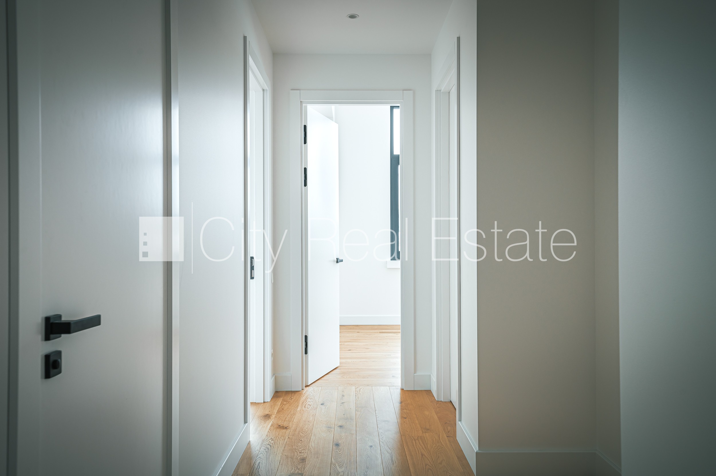 Sludinājumi. Rindu māja, jaunceltne, labiekārtota apzaļumota teritorija, teritorijas iebrauktuves vārti aprīkoti Cena: 576000 EUR Foto #18