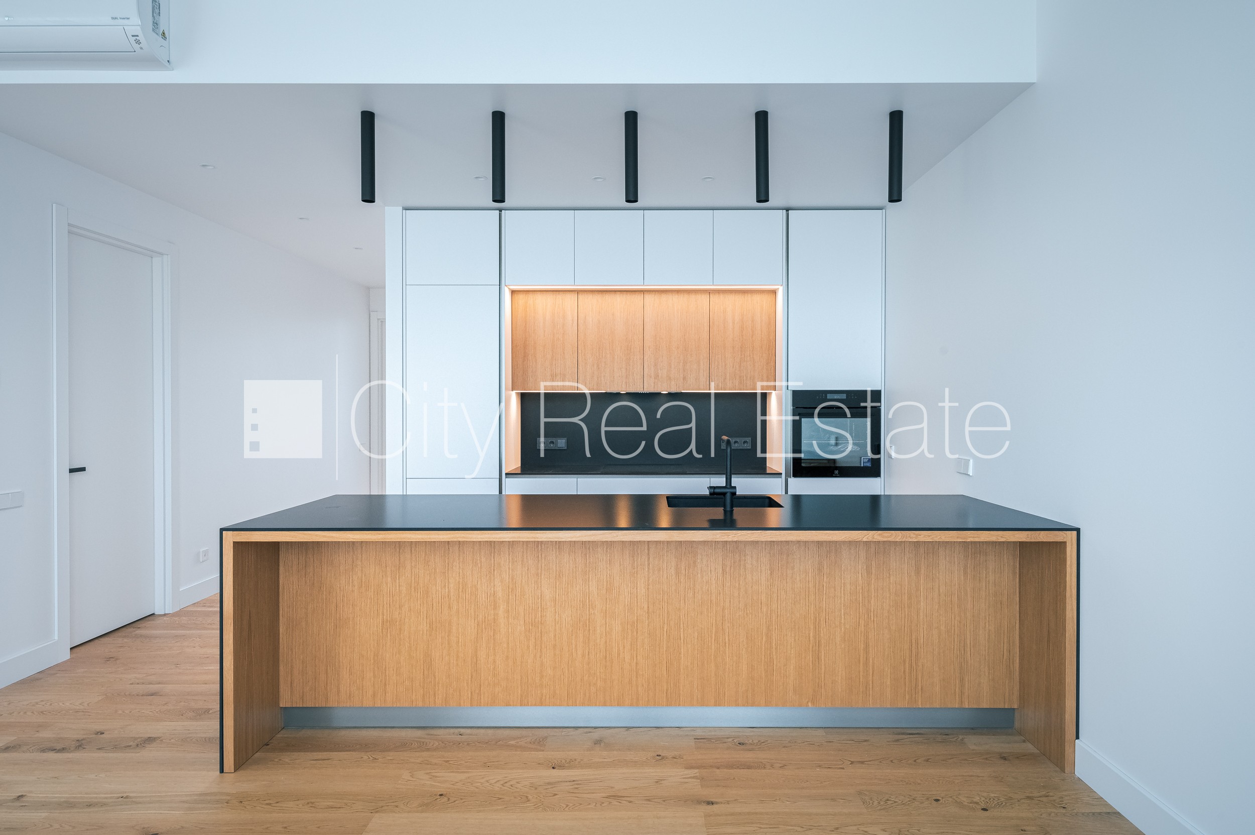 Sludinājumi. Rindu māja, jaunceltne, labiekārtota apzaļumota teritorija, teritorijas iebrauktuves vārti aprīkoti Cena: 576000 EUR Foto #13