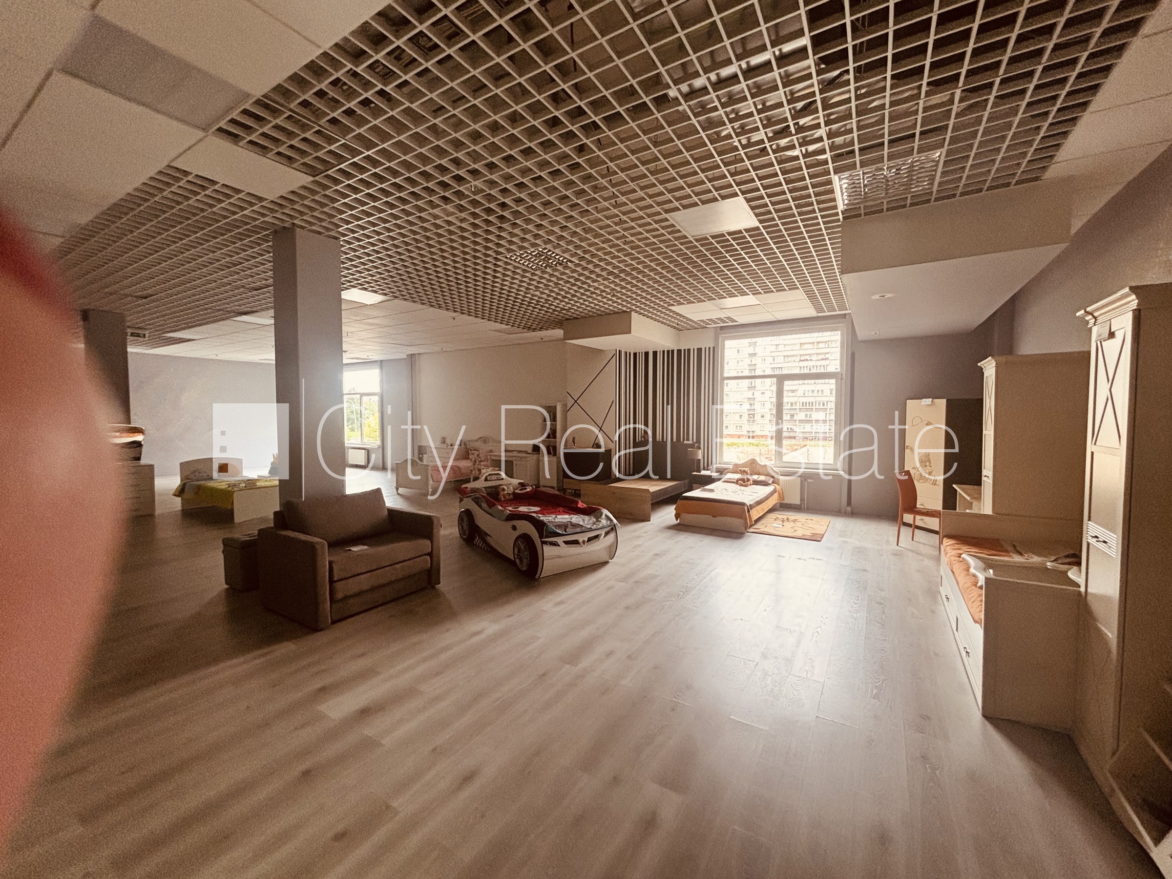 Sludinājumi. Labiekārtota apzaļumota teritorija, halle 342 m2, centrālā apkure, sanitārie mezgli 2 gab., Cena: 1710 EUR/mēn Foto #4