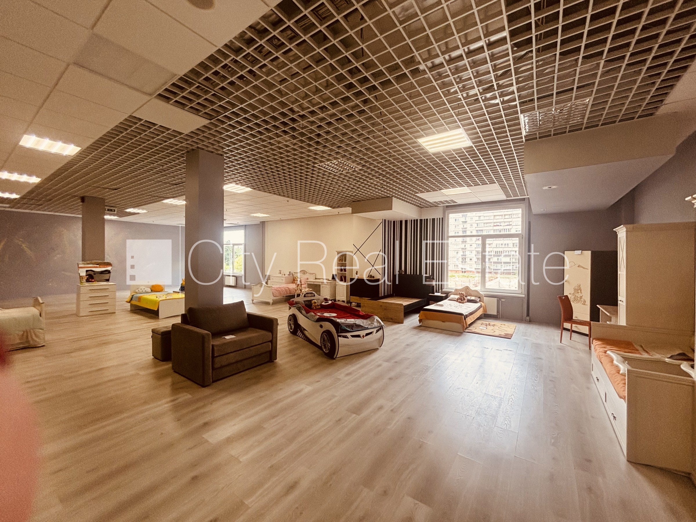 Sludinājumi. Labiekārtota apzaļumota teritorija, halle 342 m2, centrālā apkure, sanitārie mezgli 2 gab., Cena: 1710 EUR/mēn Foto #2