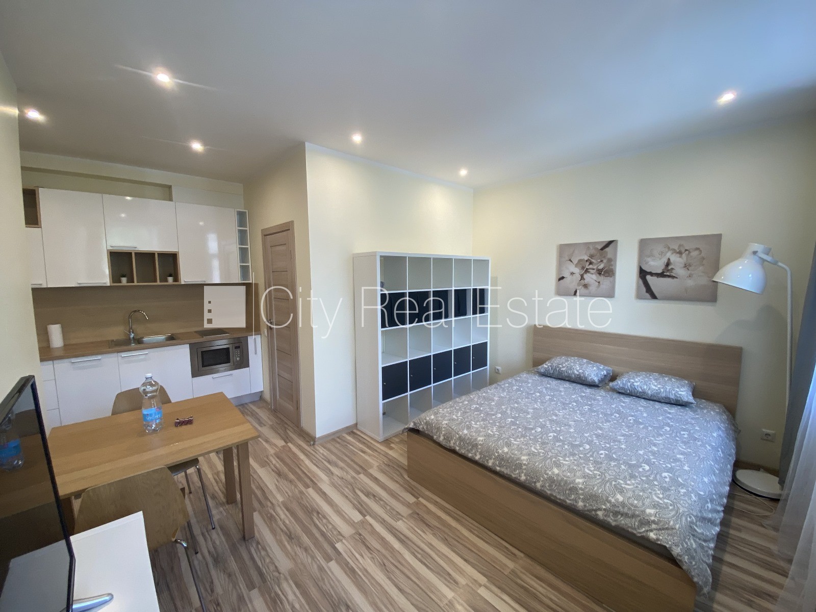 Sludinājumi. Pagalma ēka, renovēta māja, slēgts pagalms, ieeja no pagalma, logi vērsti uz pagalma pusi, studio Cena: 465 EUR/mēn Foto #1