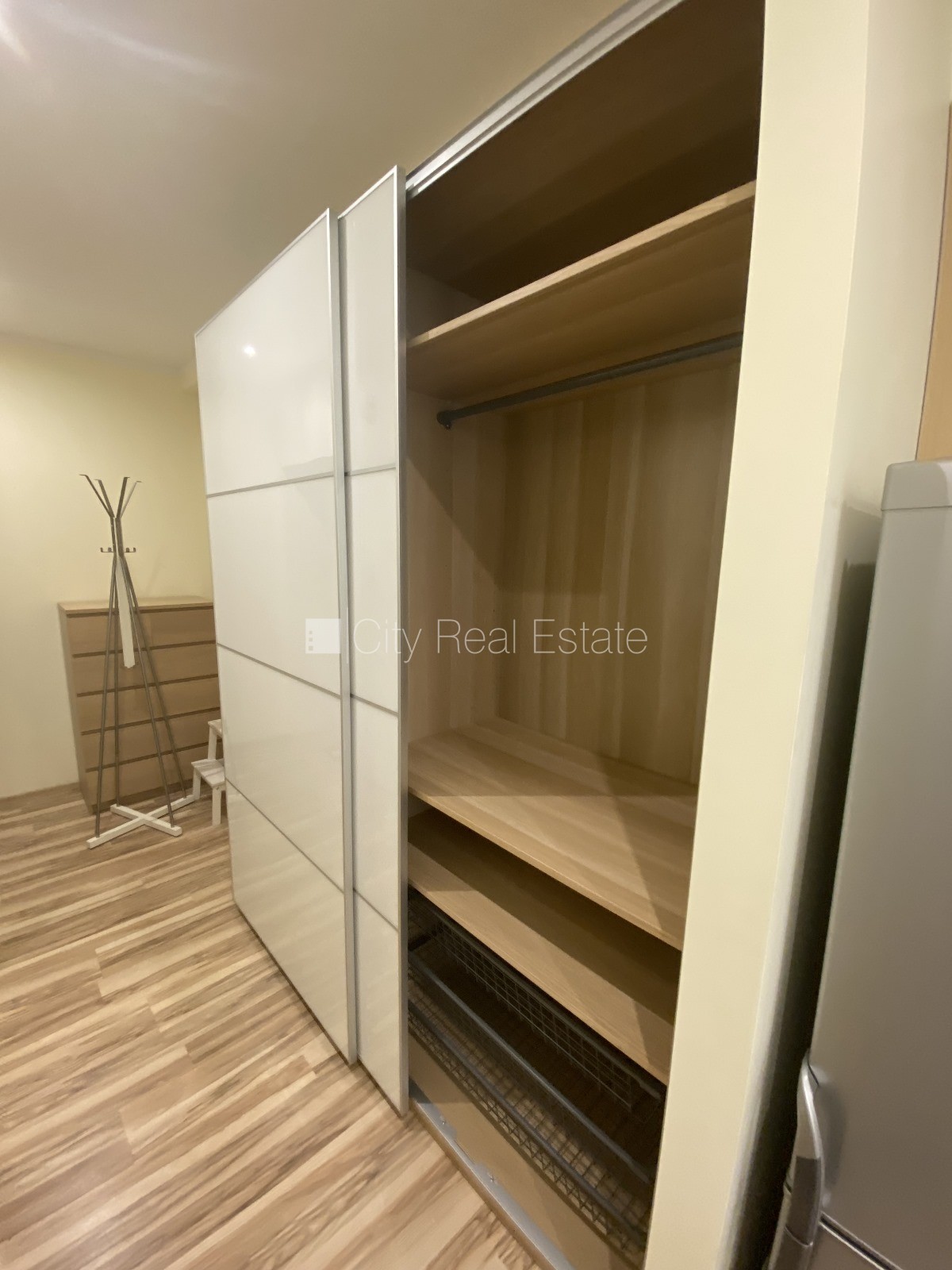 Sludinājumi. Pagalma ēka, renovēta māja, slēgts pagalms, ieeja no pagalma, logi vērsti uz pagalma pusi, studio Cena: 465 EUR/mēn Foto #6